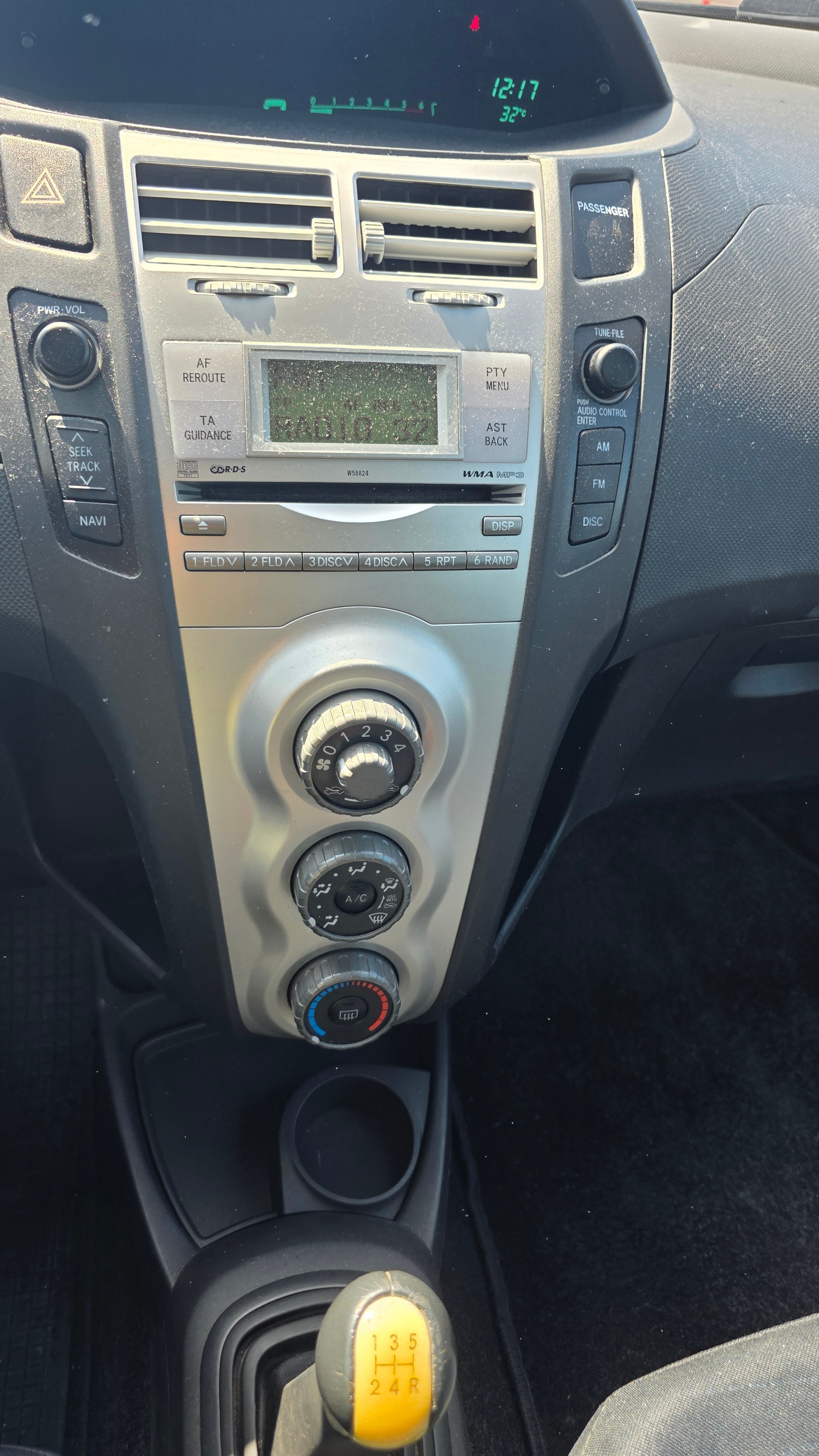 TOYOTA Yaris 1.4 D-4D Linea Terra-image-8