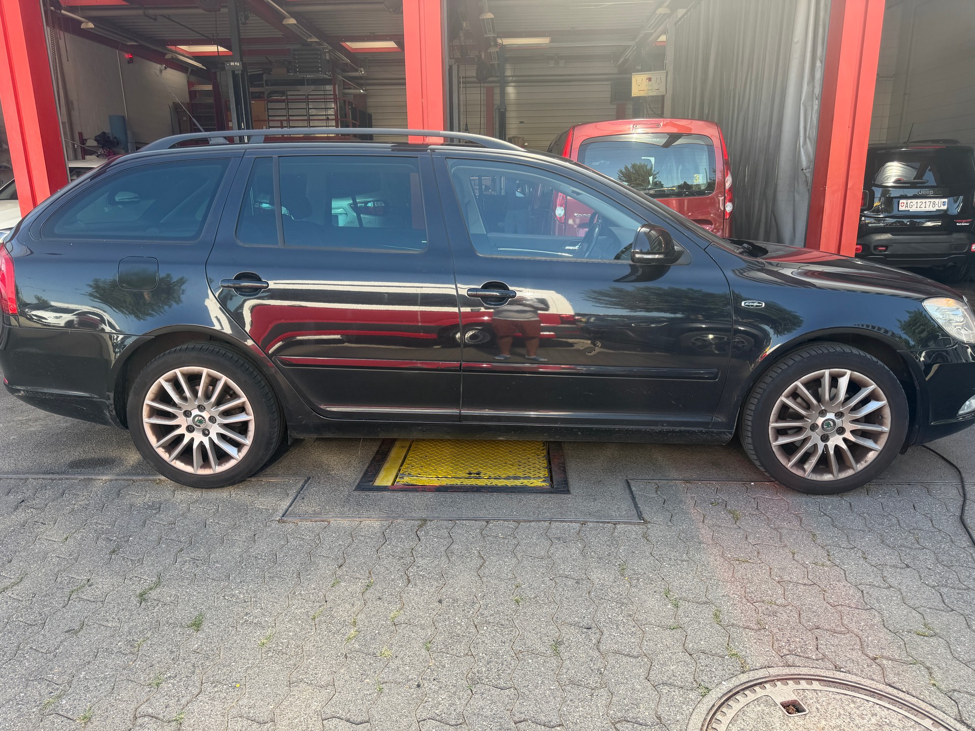SKODA Octavia Combi 1.8 TSI Stöckli 4x4-showroom-element-3