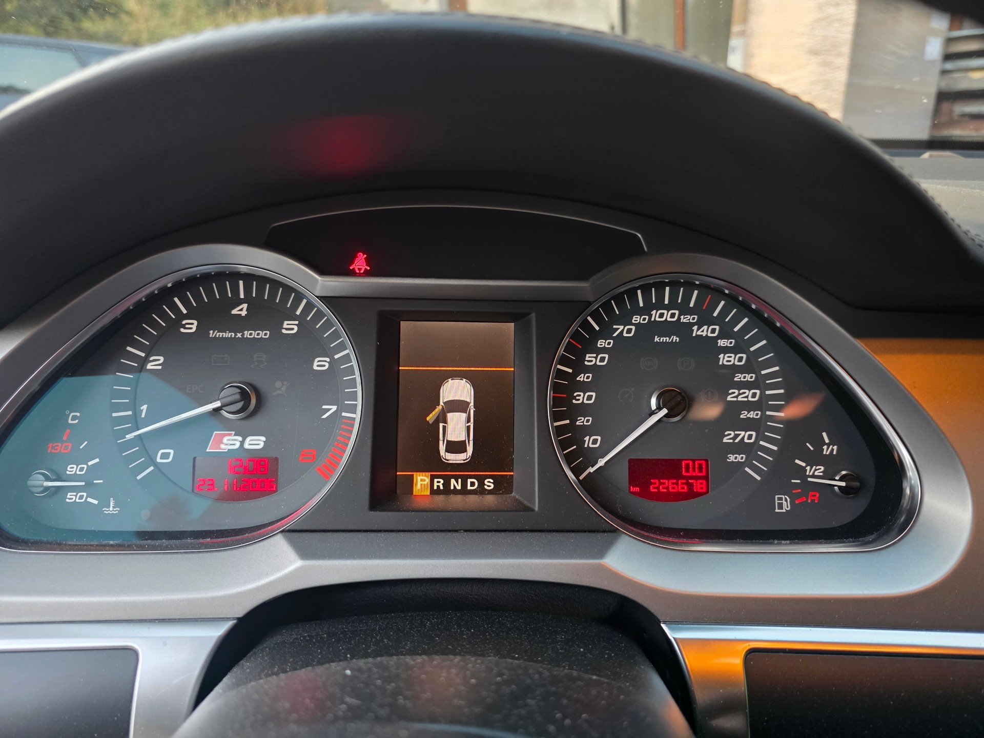 AUDI S6 Avant 5.2 V10 quattro tiptronic-image-14