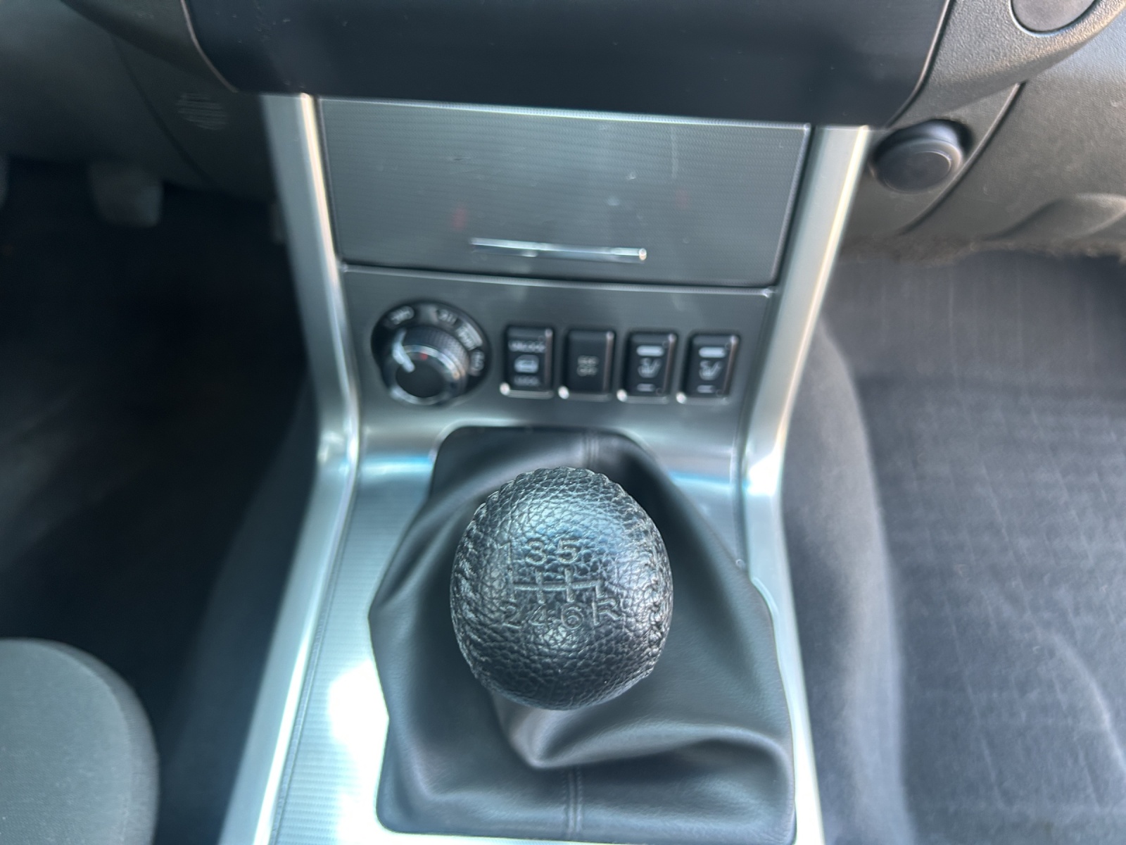 NISSAN Navara Double Cab SE 2.5 dCi 4WD-image-11