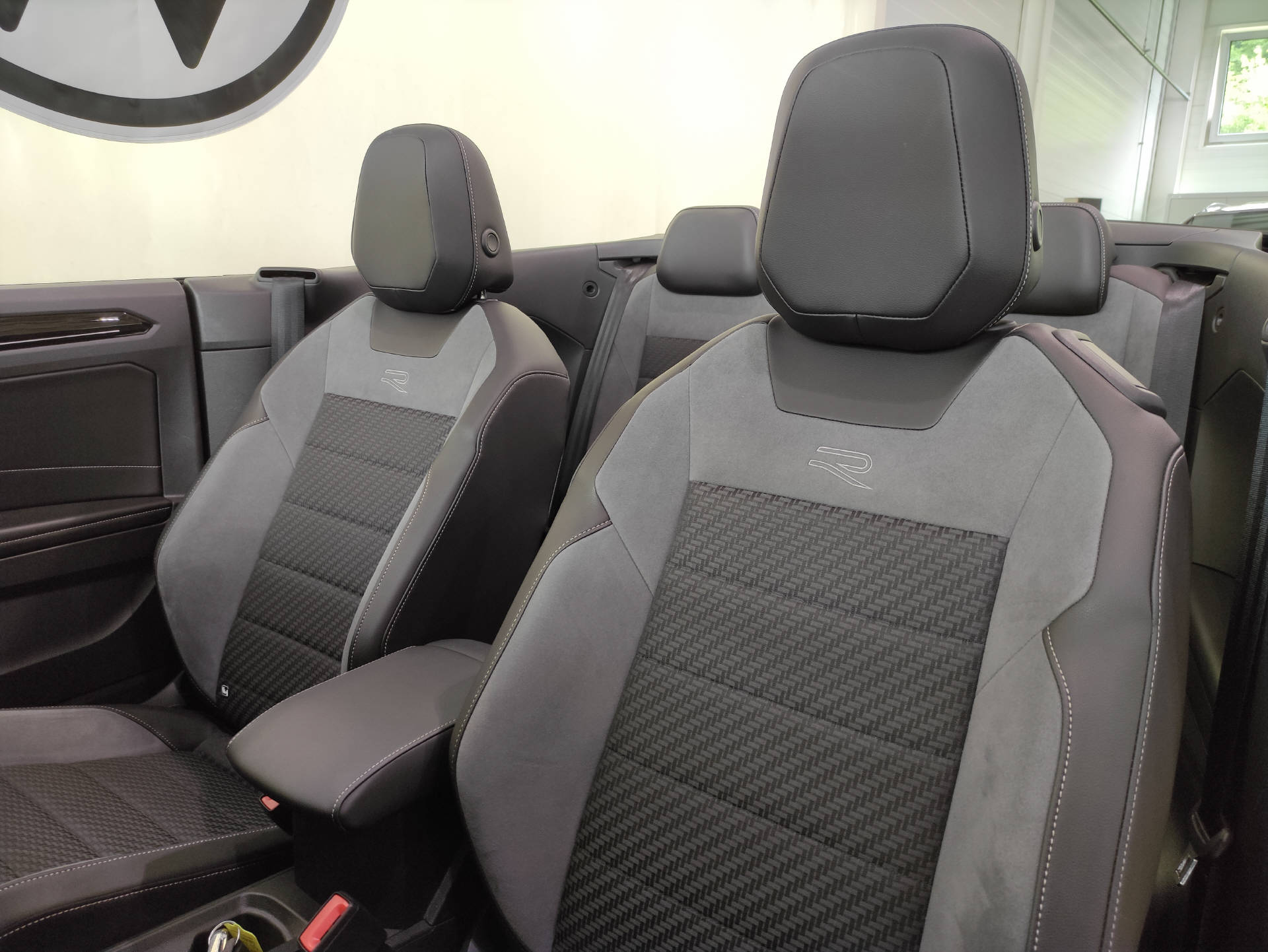 VW T-Roc Cabriolet 1.5 TSI R-Line Black-Style DSG-image-4
