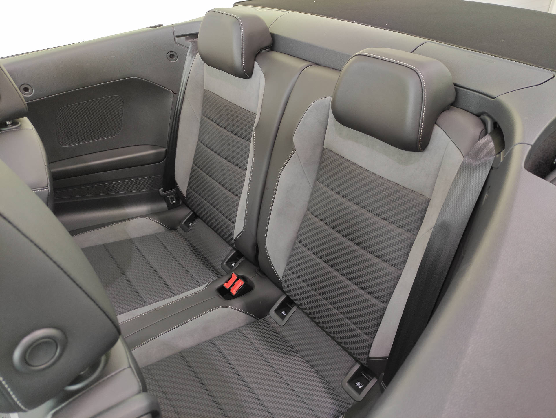 VW T-Roc Cabriolet 1.5 TSI R-Line Black-Style DSG-image-11
