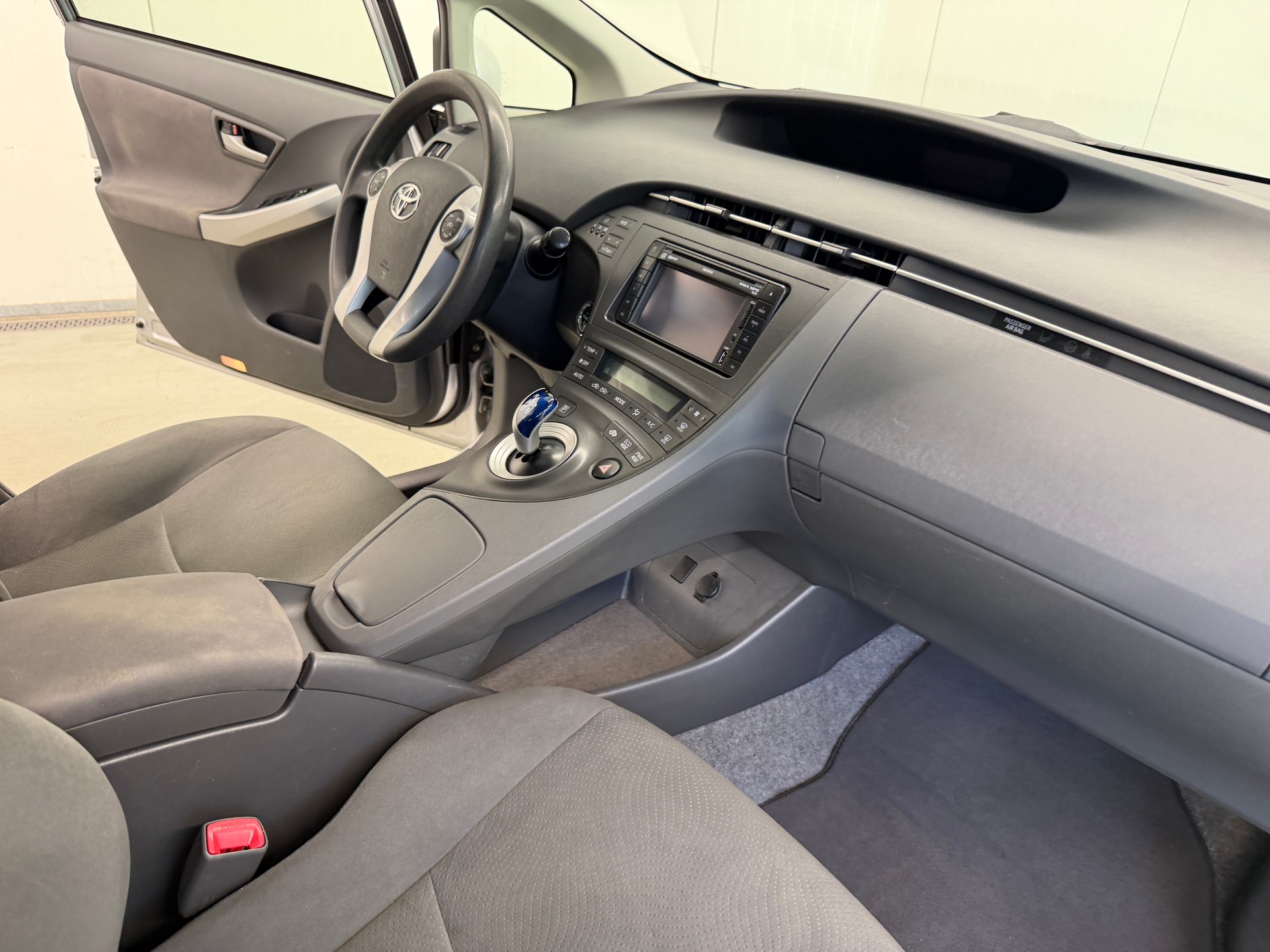 TOYOTA Prius 1.8 16V HSD Sol-image-17