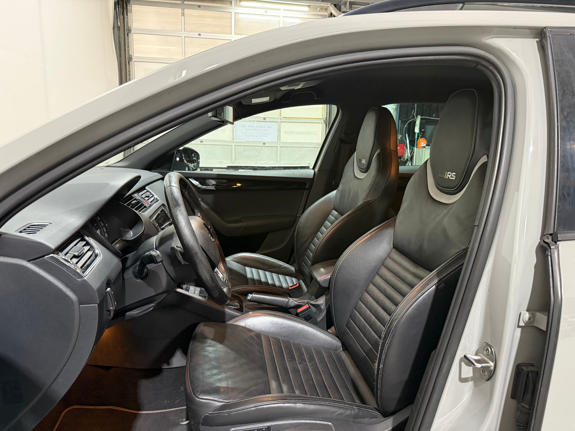 SKODA Octavia Combi 2.0 TSI RS 230 DSG-image-12