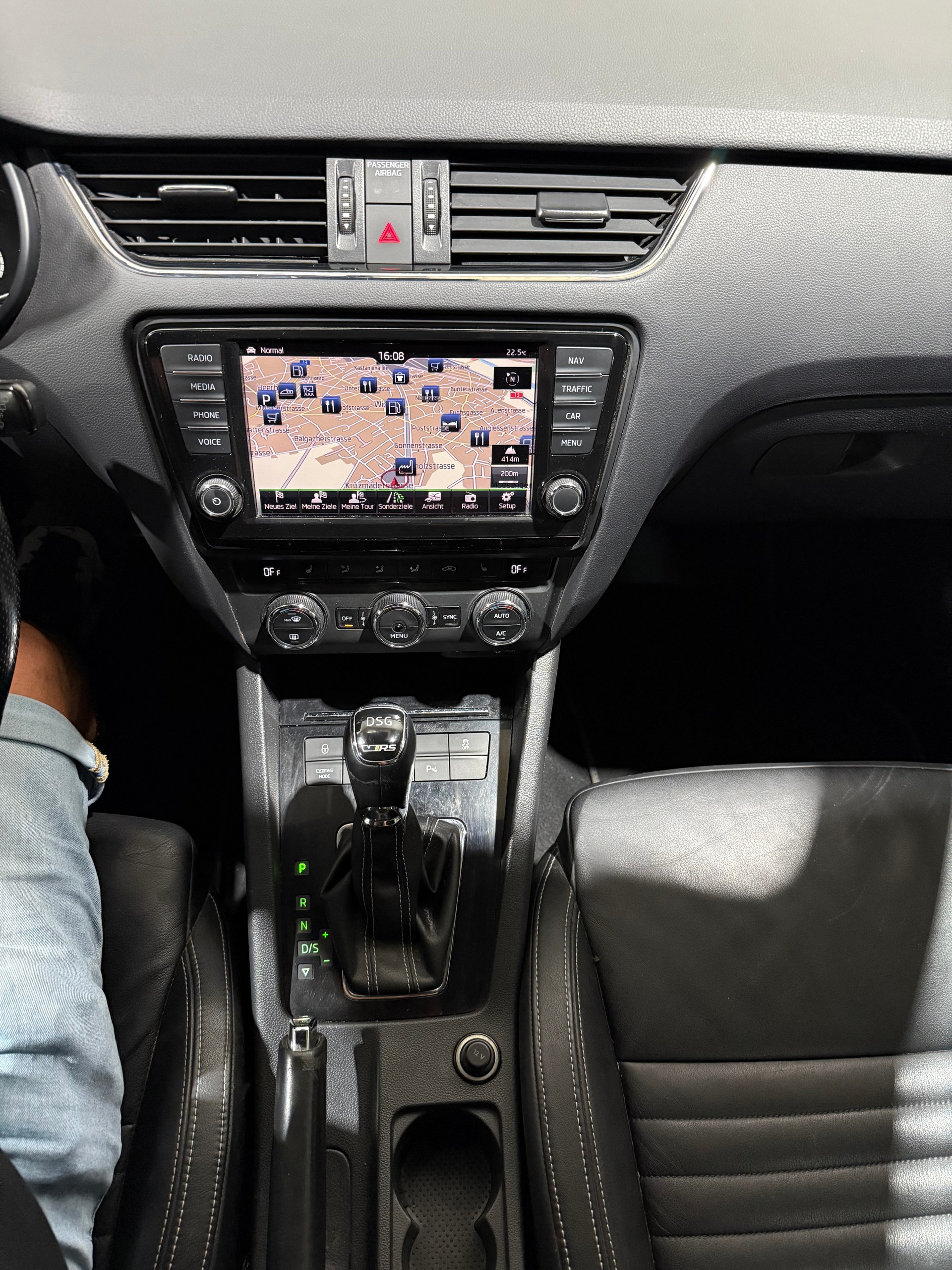 SKODA Octavia Combi 2.0 TSI RS 230 DSG-image-13