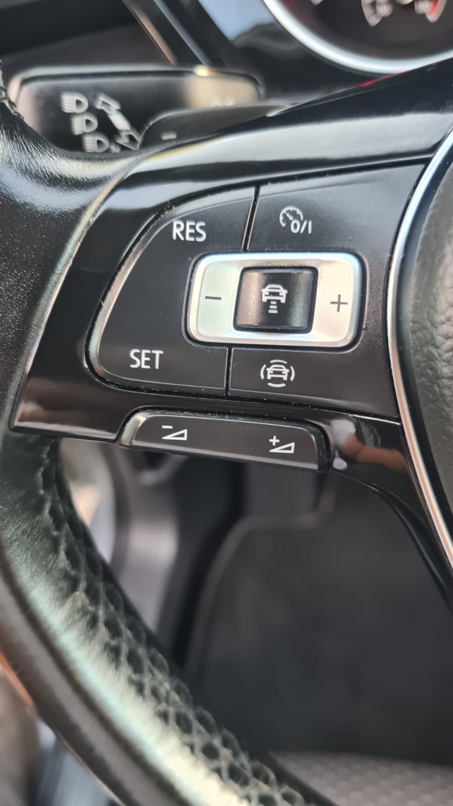 VW Touran 1.6 TDI BlueMotion Technology Comfortline DSG ** Gr-Navi ** RF-Kamera ** Sitzheizung ** Abstandsregelsysteme ** Ab MFK-image-10