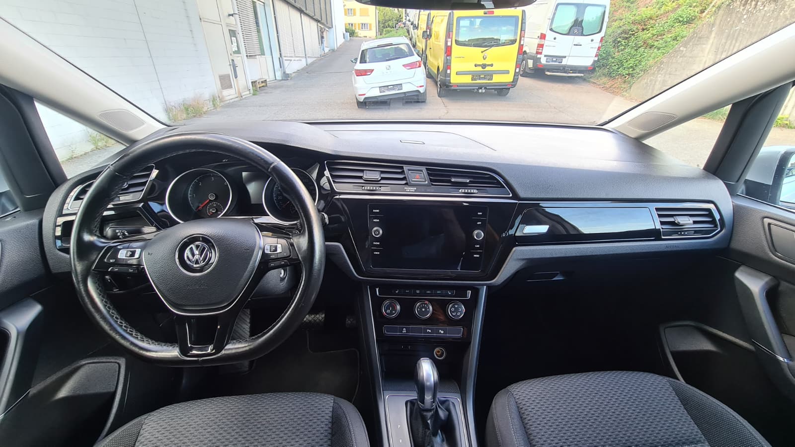 VW Touran 1.6 TDI BlueMotion Technology Comfortline DSG ** Gr-Navi ** RF-Kamera ** Sitzheizung ** Abstandsregelsysteme ** Ab MFK-image-15