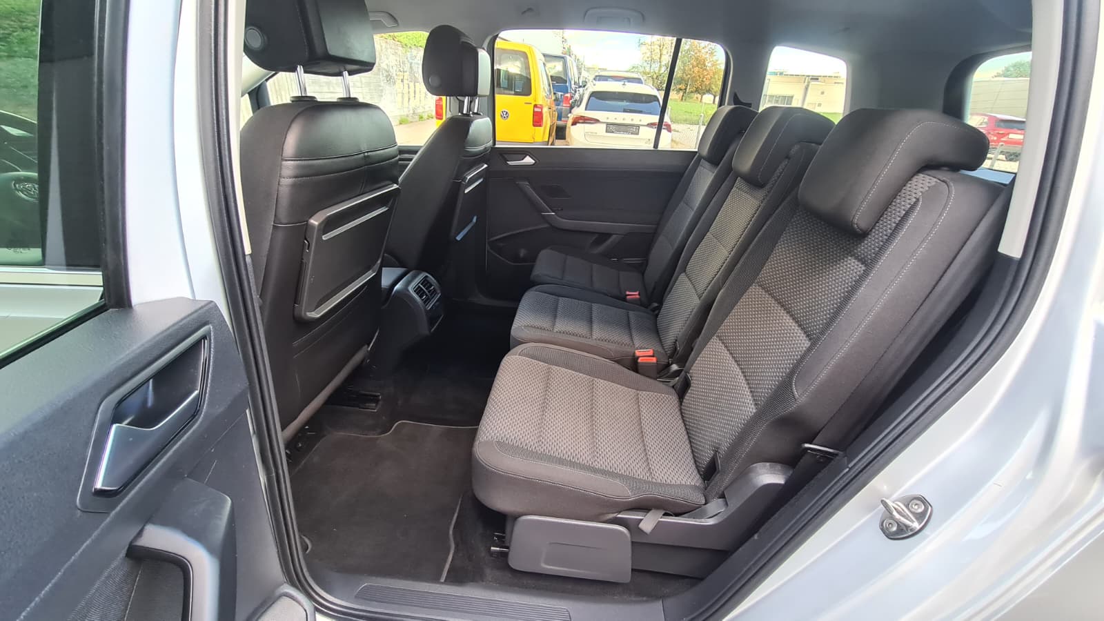 VW Touran 1.6 TDI BlueMotion Technology Comfortline DSG ** Gr-Navi ** RF-Kamera ** Sitzheizung ** Abstandsregelsysteme ** Ab MFK-image-18