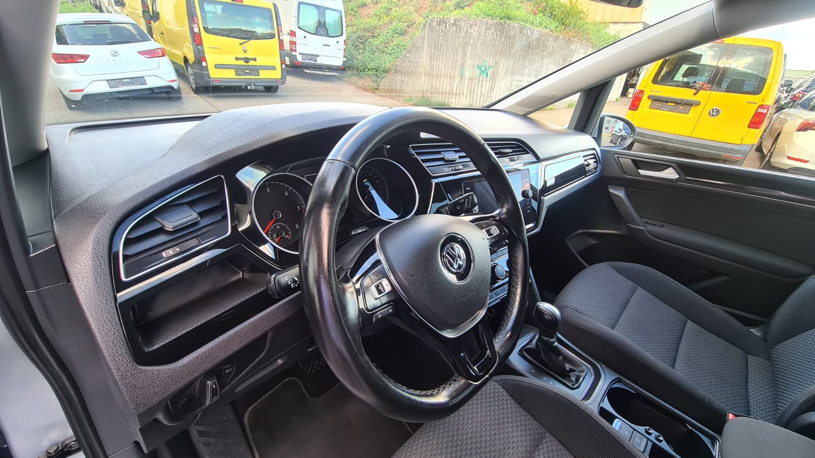 VW Touran 1.6 TDI BlueMotion Technology Comfortline DSG ** Gr-Navi ** RF-Kamera ** Sitzheizung ** Abstandsregelsysteme ** Ab MFK-image-16