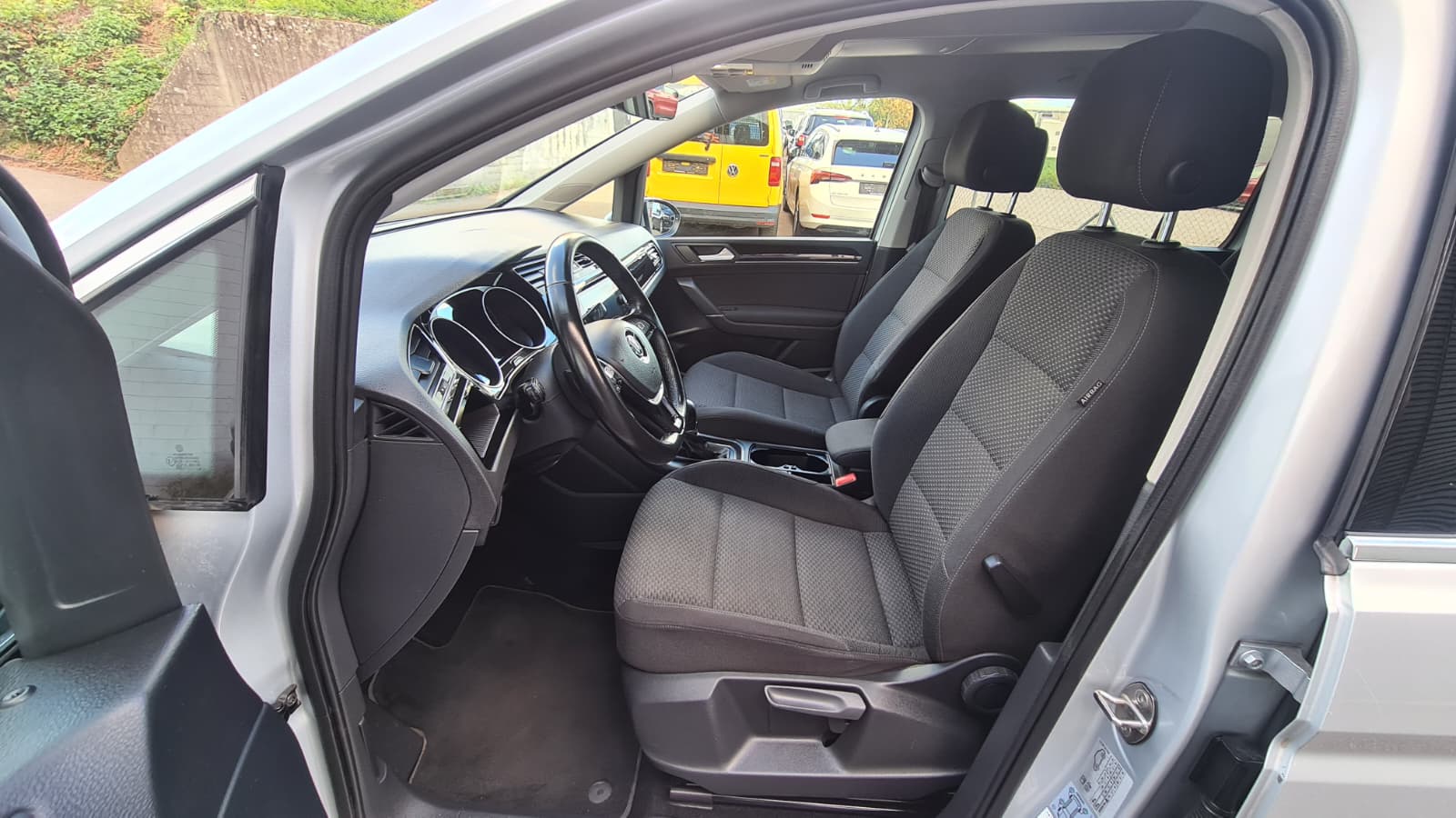 VW Touran 1.6 TDI BlueMotion Technology Comfortline DSG ** Gr-Navi ** RF-Kamera ** Sitzheizung ** Abstandsregelsysteme ** Ab MFK-image-17