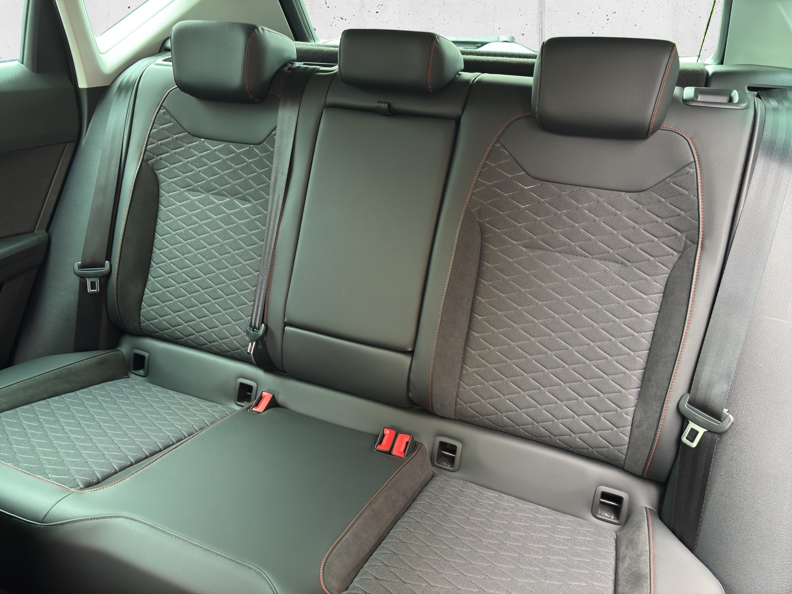 SEAT Ateca 1.5 TSI EVO DSG FR mit AHK, Fahrerassistenzpaket XL & Rückfahrkamera-image-26