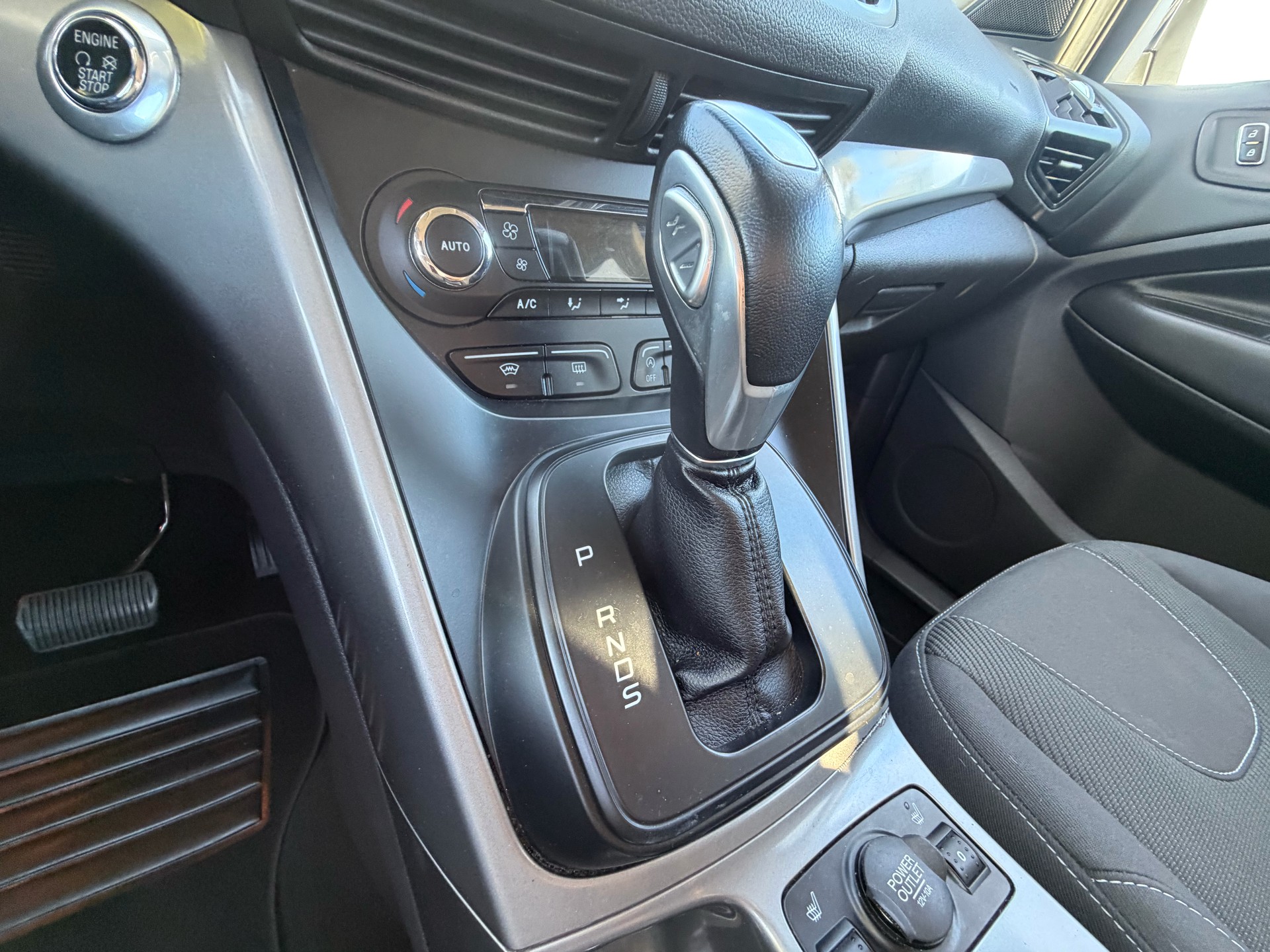 FORD Kuga 2.0 TDCi Carving 4WD PowerShift ***MFK 22.09.2026***-image-12