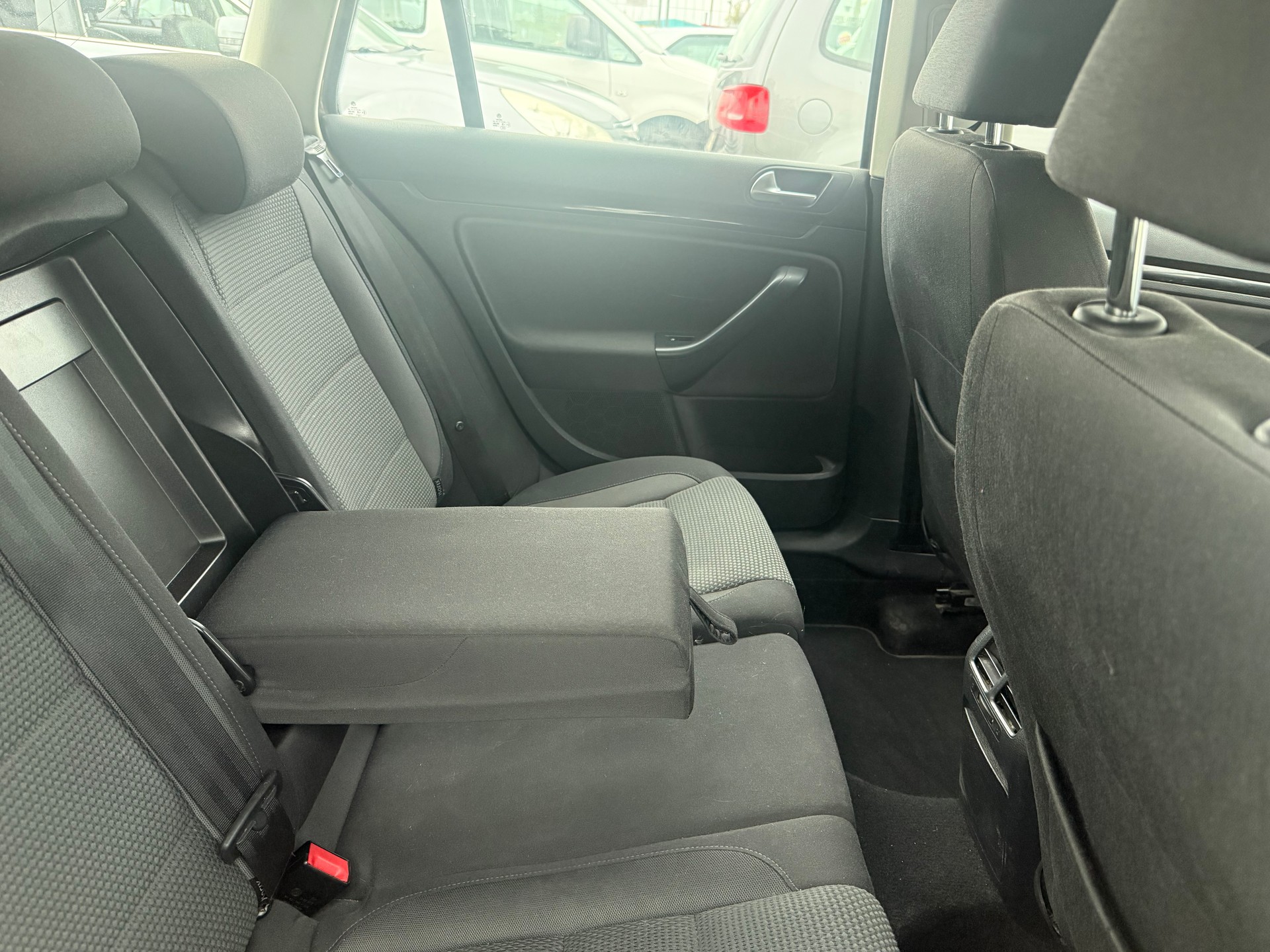 VW Golf Variant 1.6 TDI Comfortline 4Motion-image-5