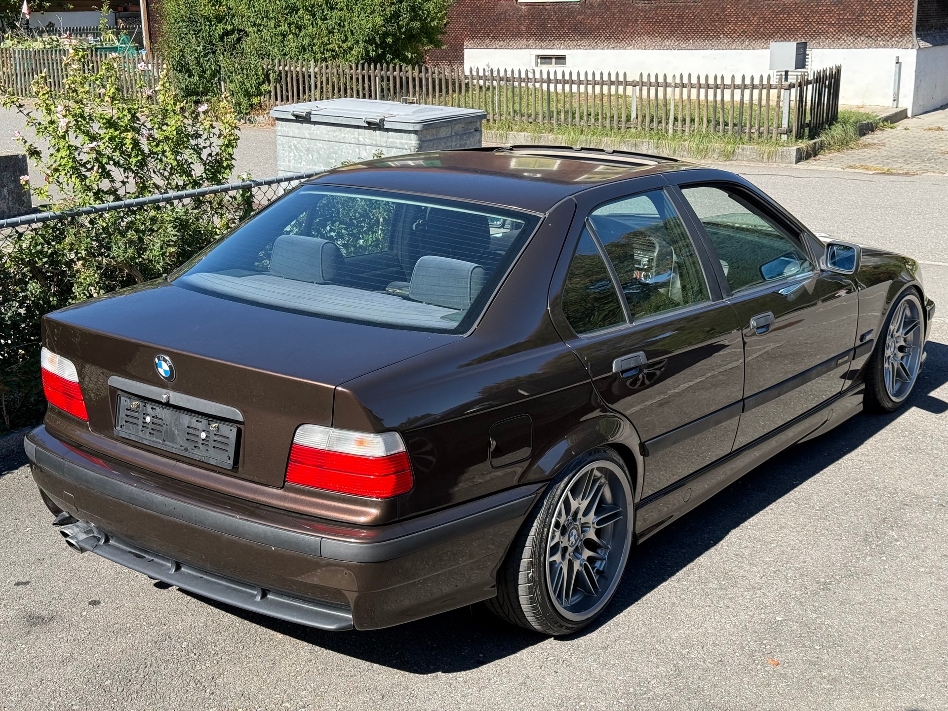 BMW 328i-image-3