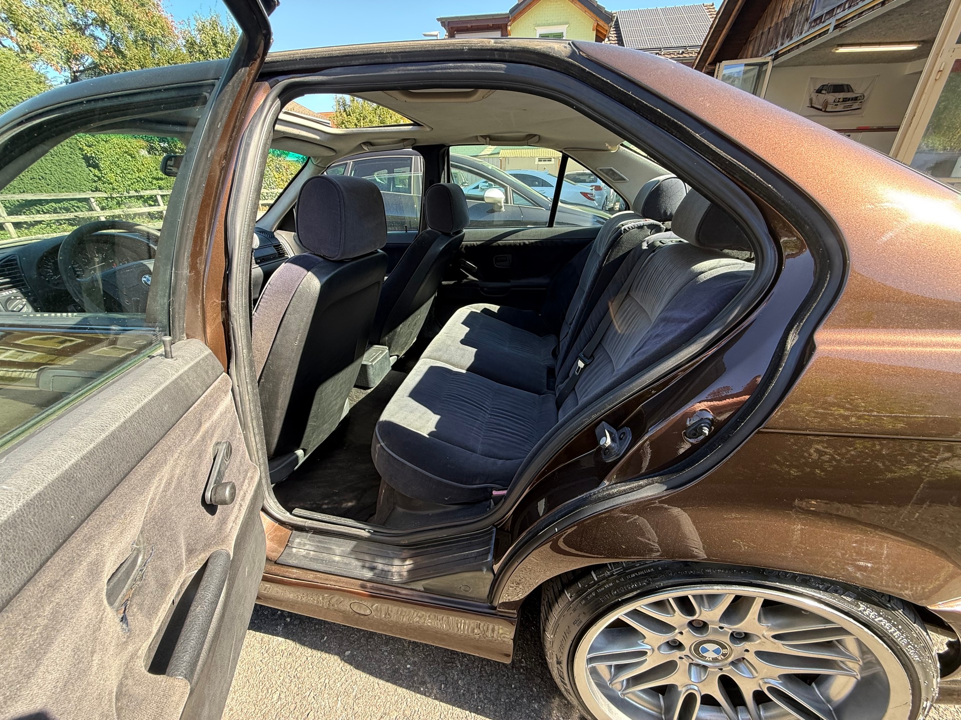 BMW 328i-image-7