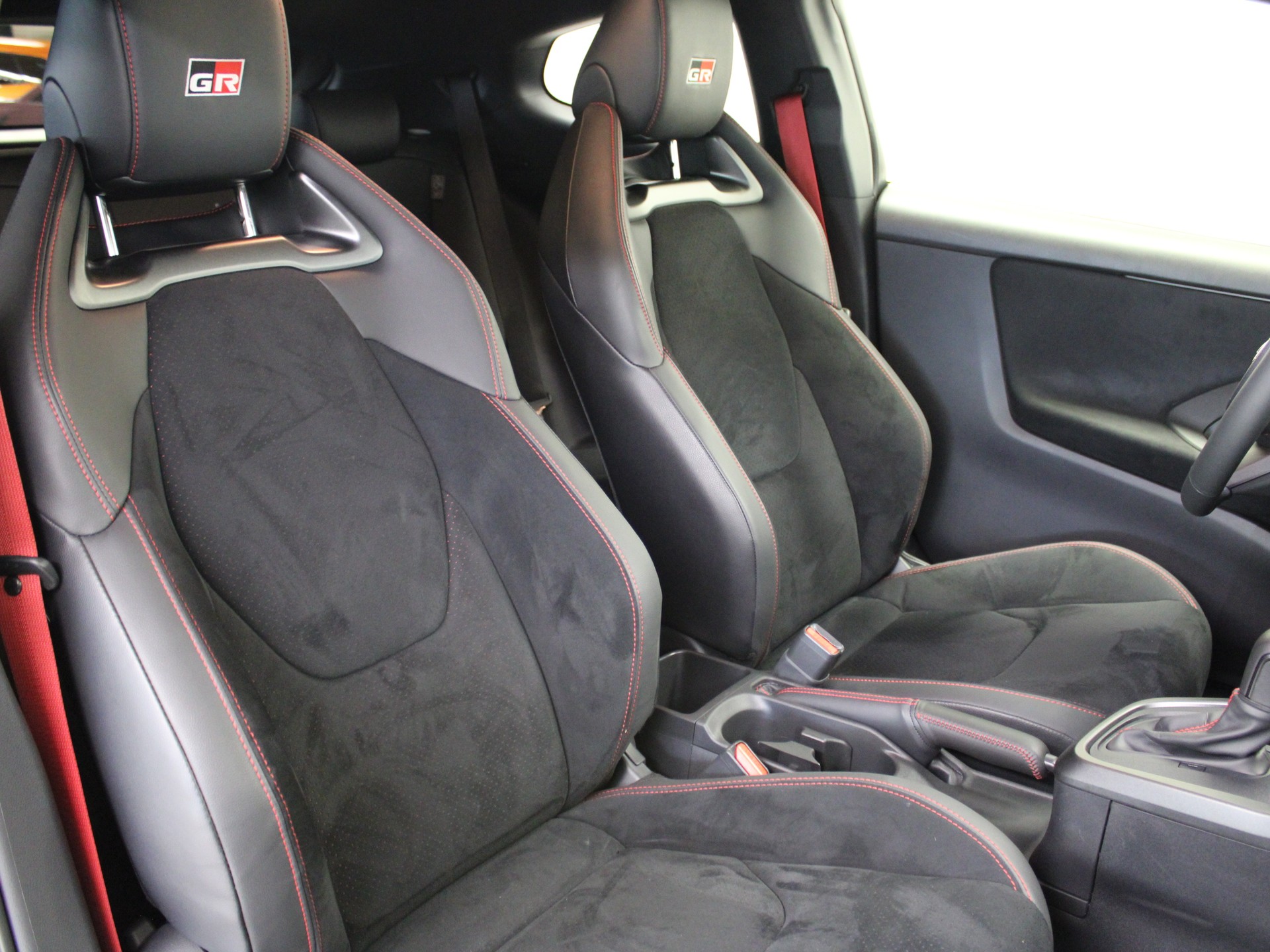 TOYOTA Yaris 1.6 GR Sport A-image-5