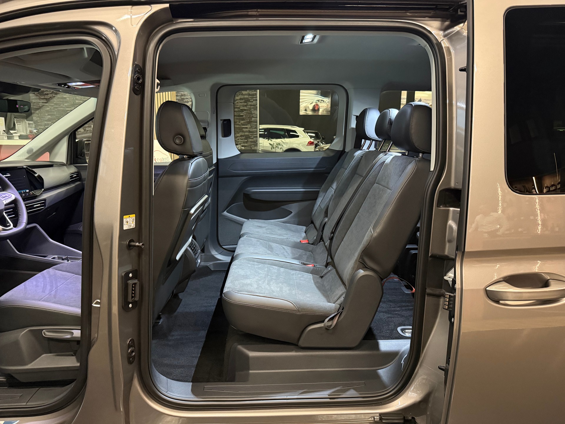 VW Caddy Maxi 1.5 TSI Plug in Hybrid Style DSG-image-35