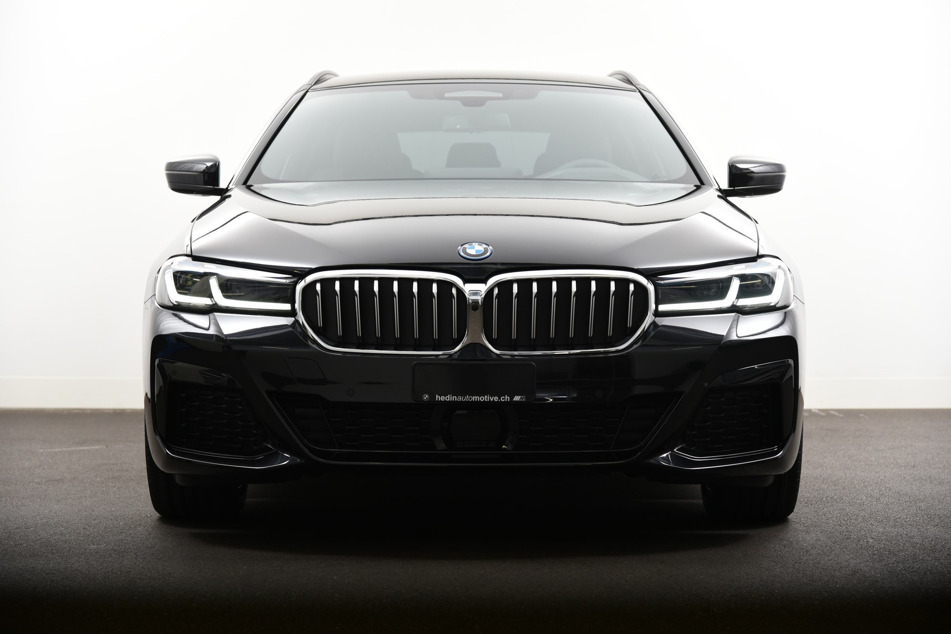 BMW 530e xDrive Touring Pure M Sport Steptronic-image-3