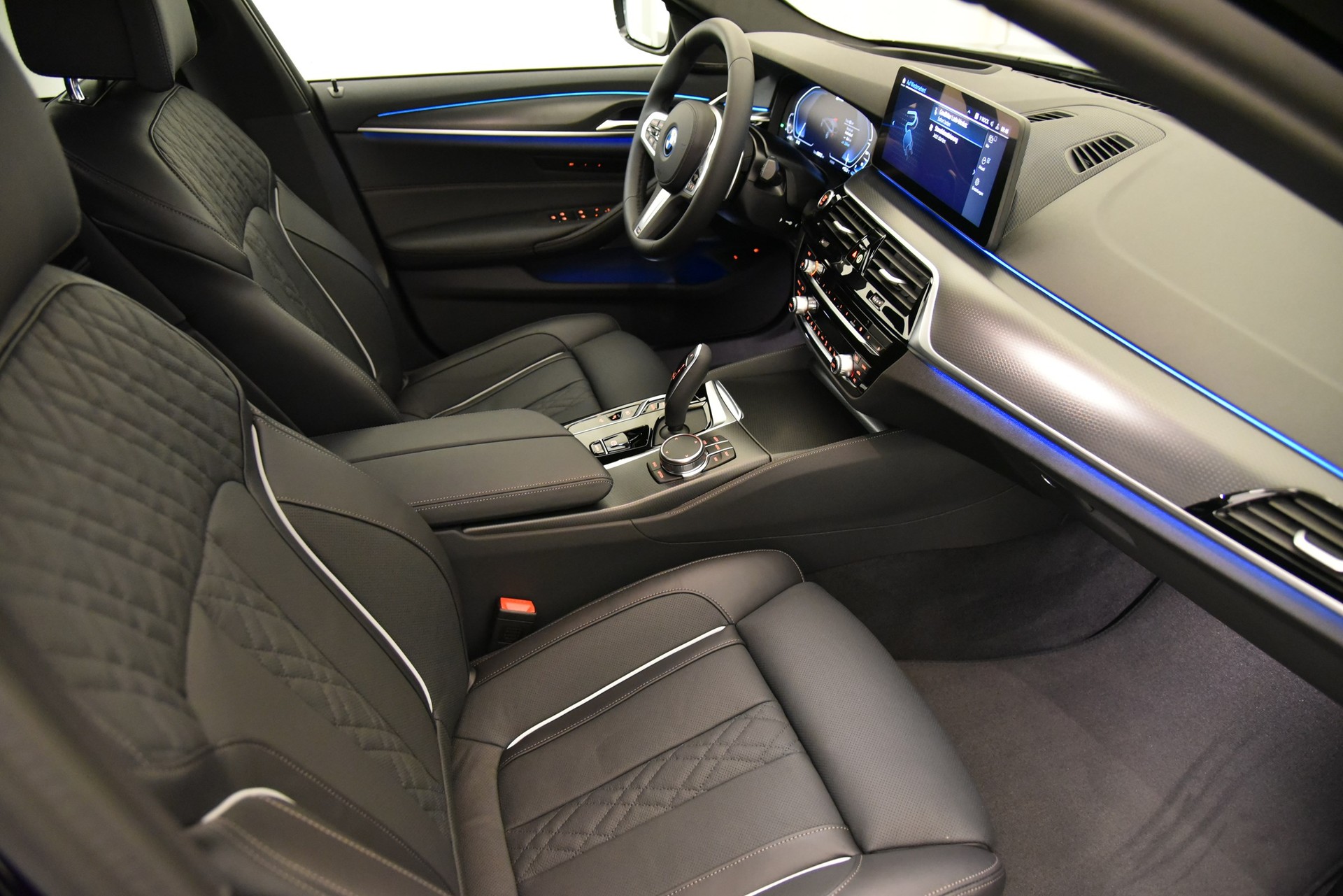 BMW 530e xDrive Touring Pure M Sport Steptronic-image-14
