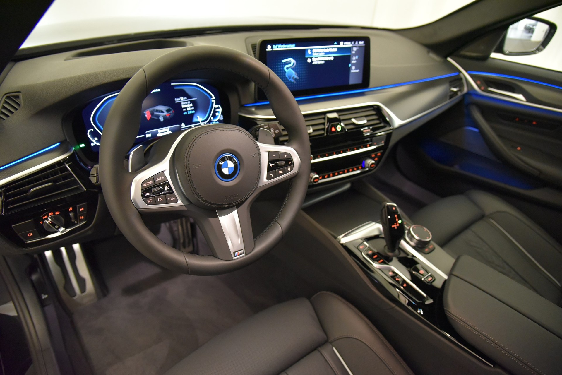 BMW 530e xDrive Touring Pure M Sport Steptronic-image-12