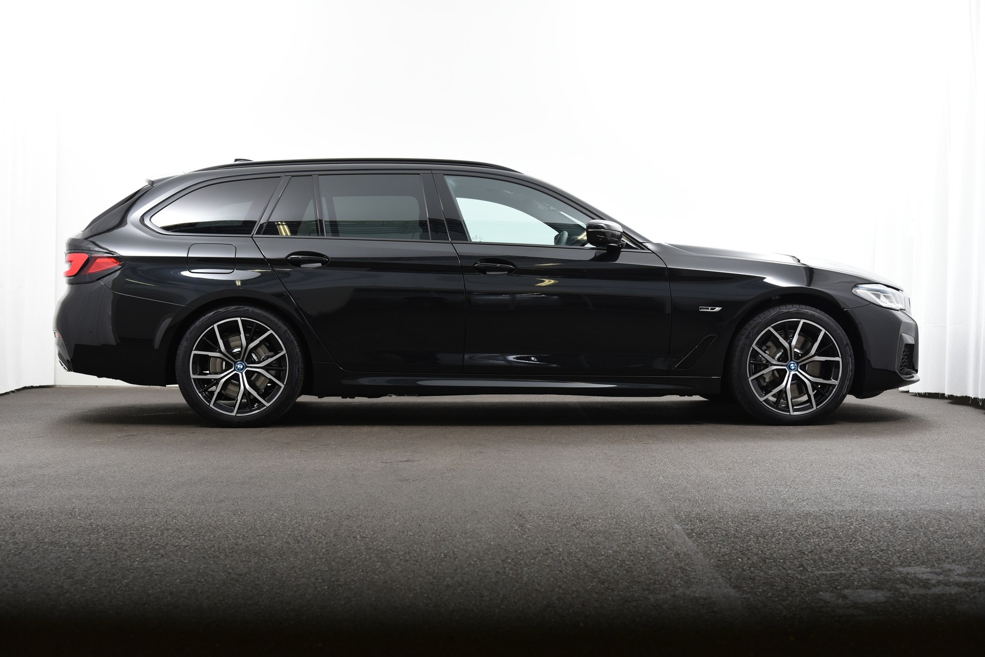 BMW 530e xDrive Touring Pure M Sport Steptronic-image-2