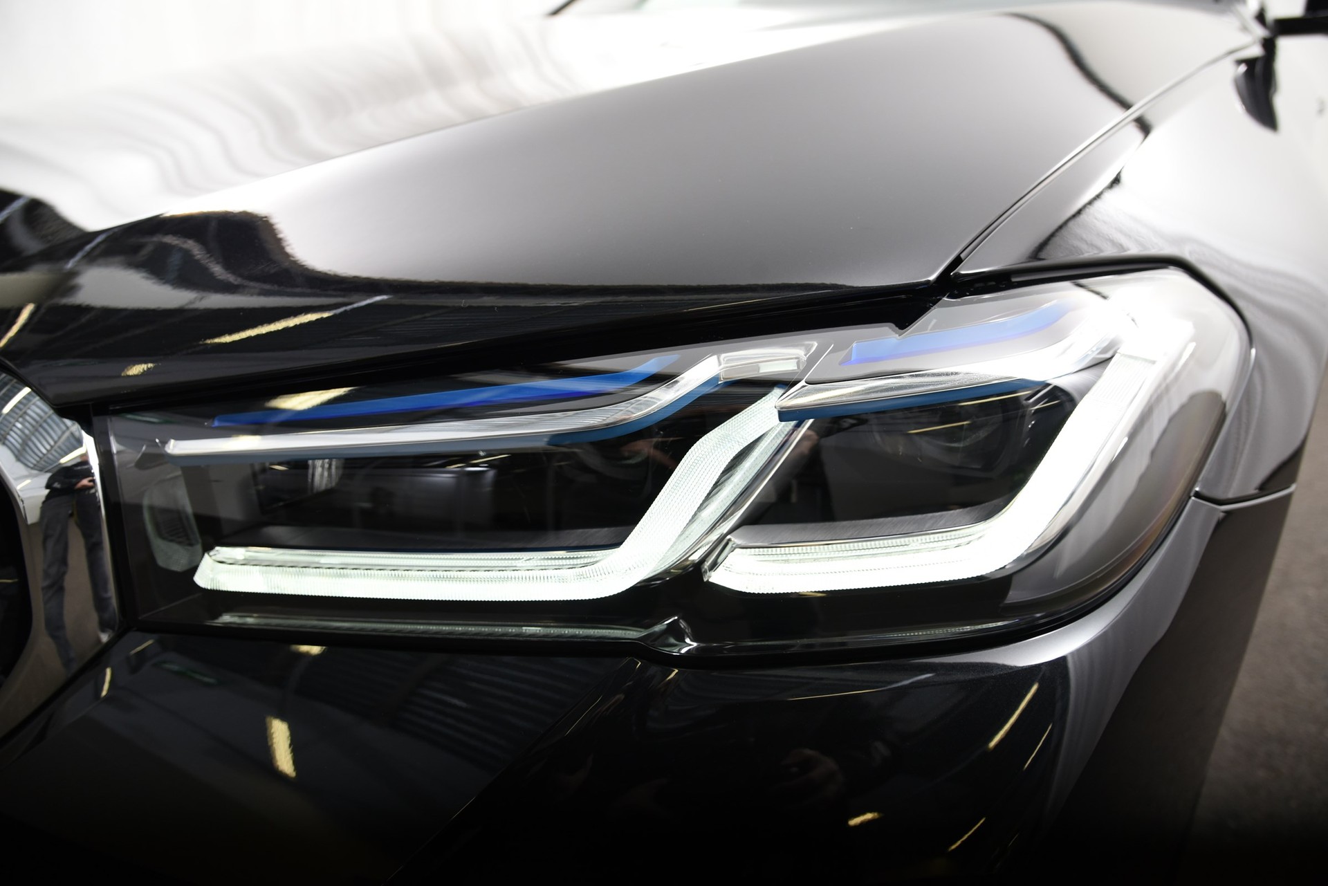 BMW 530e xDrive Touring Pure M Sport Steptronic-image-5