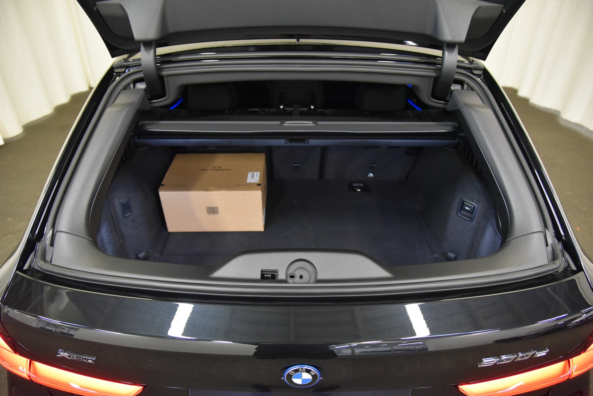 BMW 530e xDrive Touring Pure M Sport Steptronic-image-11