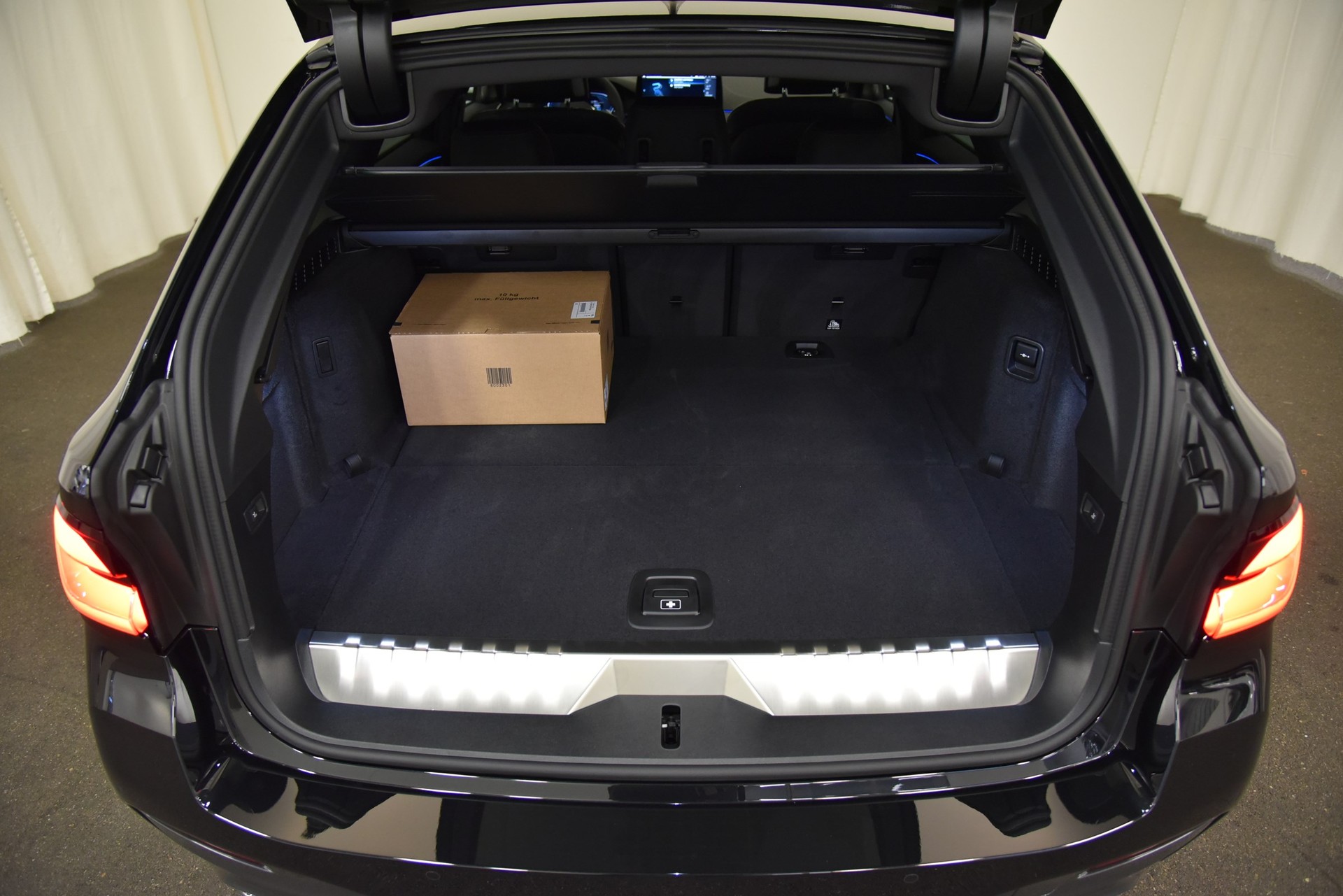 BMW 530e xDrive Touring Pure M Sport Steptronic-image-10