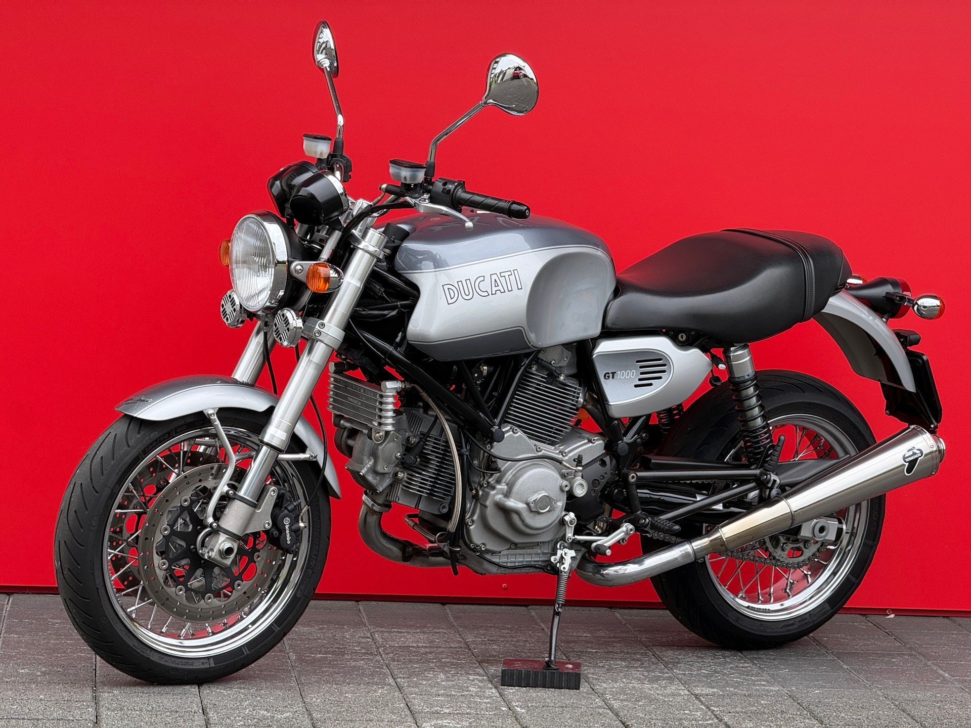 DUCATI GT 1000-showroom-element-1
