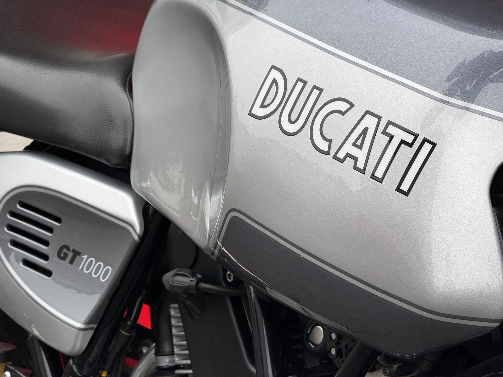 DUCATI GT 1000-showroom-element-3