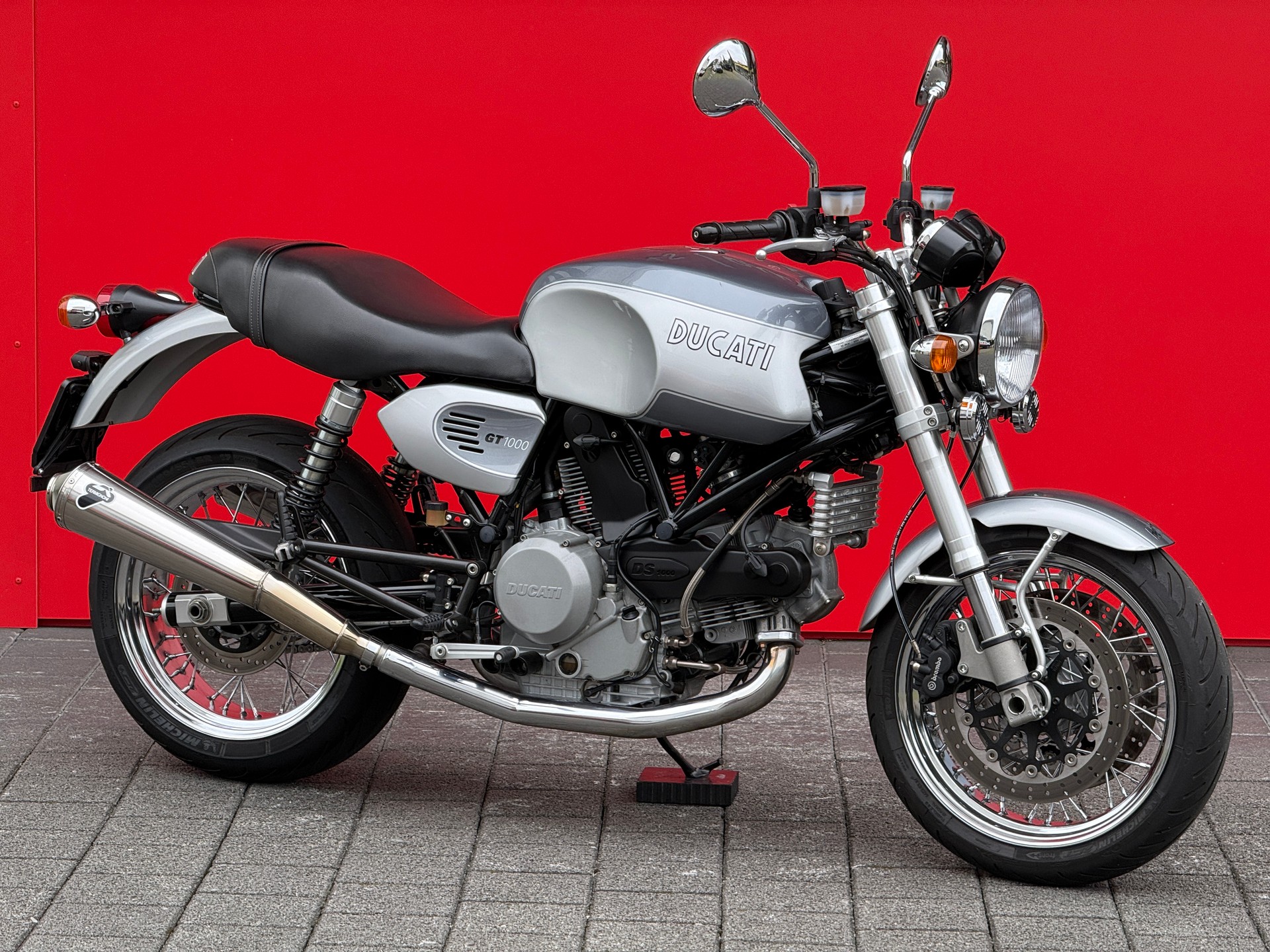 DUCATI GT 1000-showroom-element-2