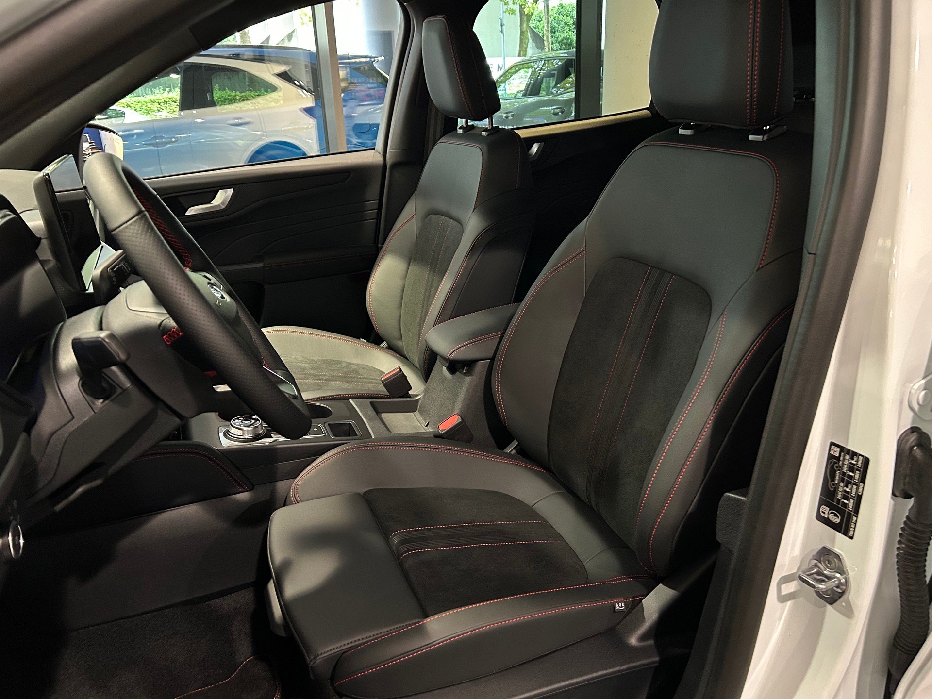 FORD Kuga 2.5 PHEV ST-Line X FWD-image-6