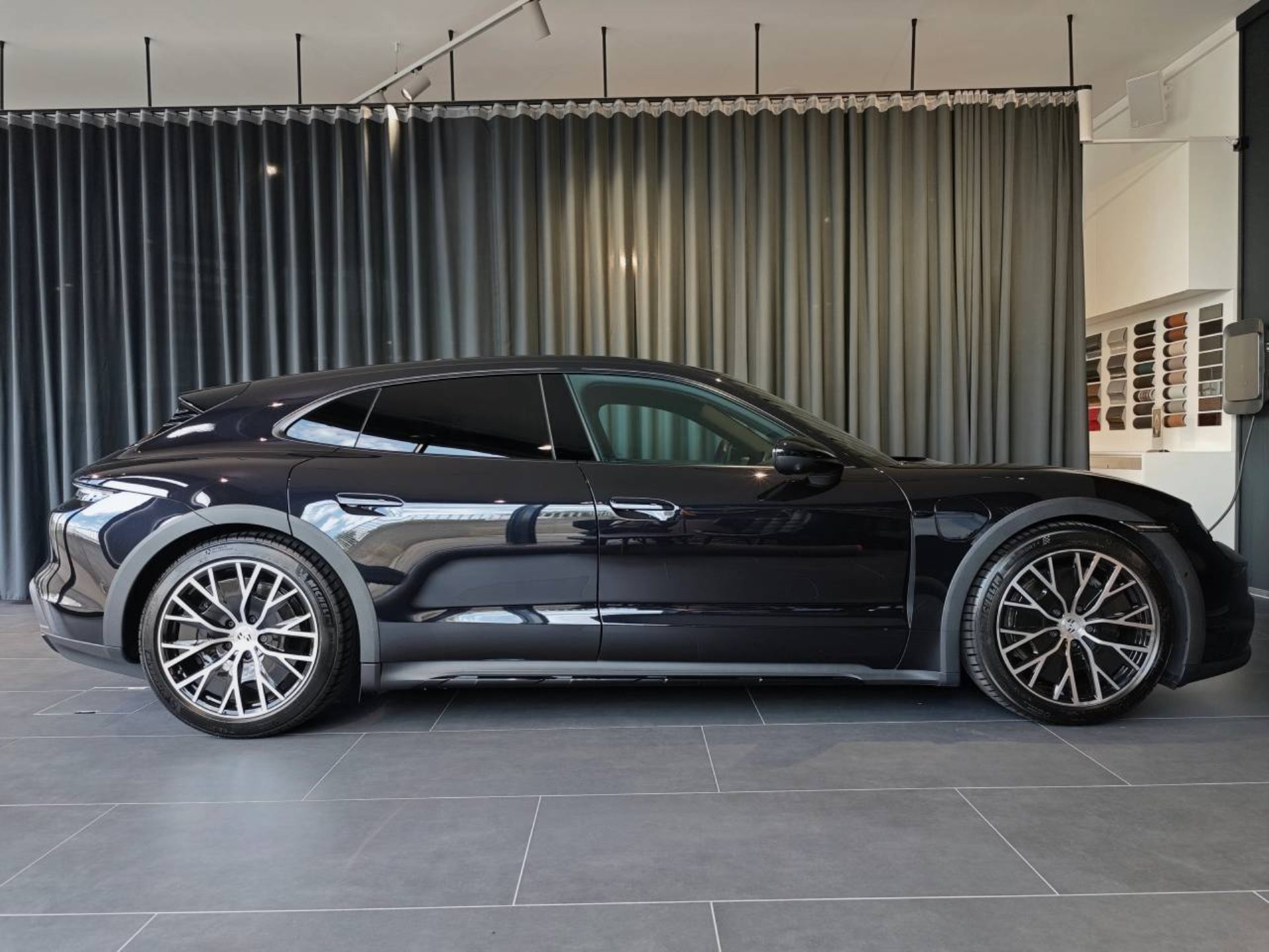 PORSCHE Taycan 4 Cross Turismo-image-9