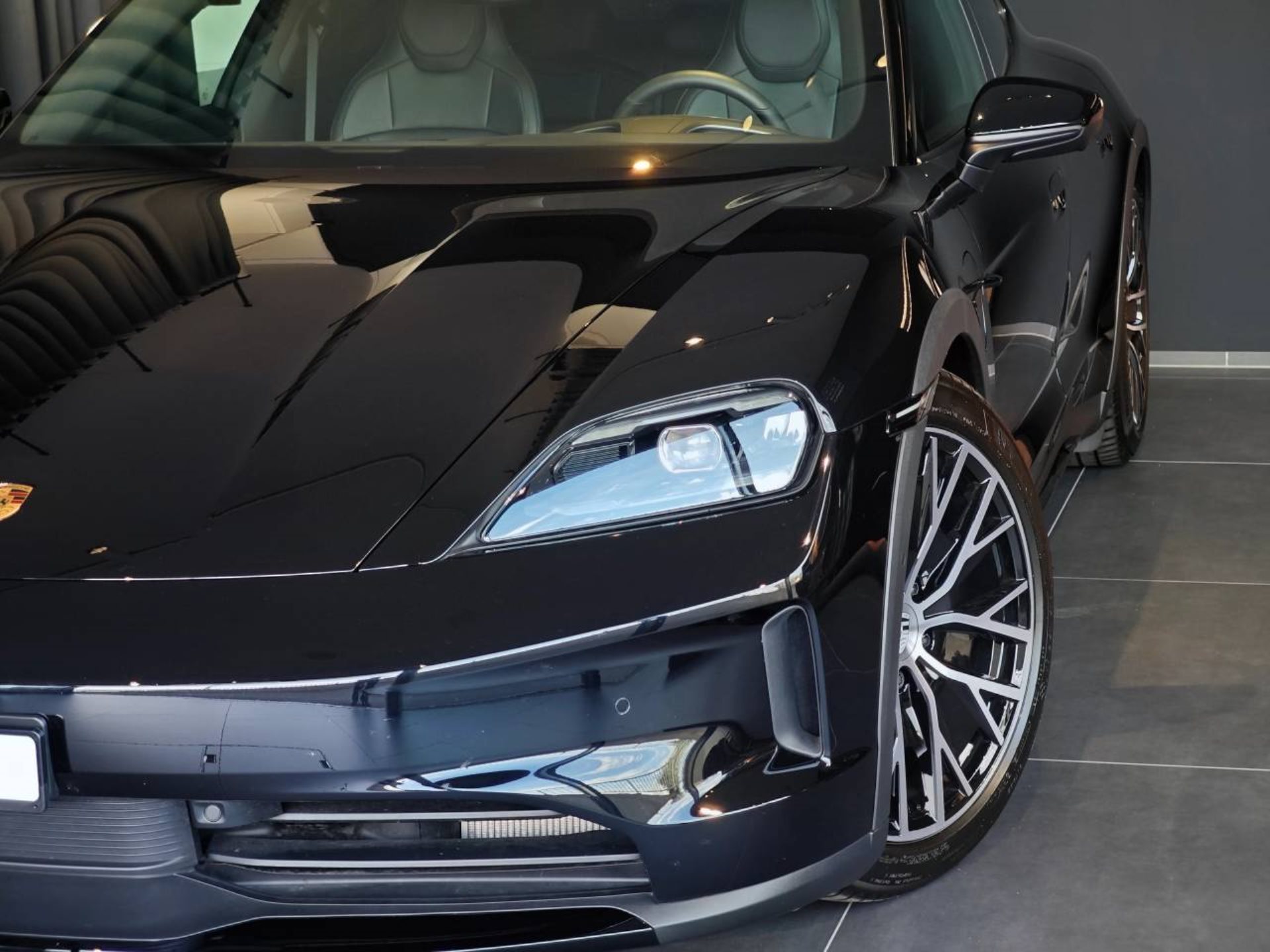 PORSCHE Taycan 4 Cross Turismo-image-13