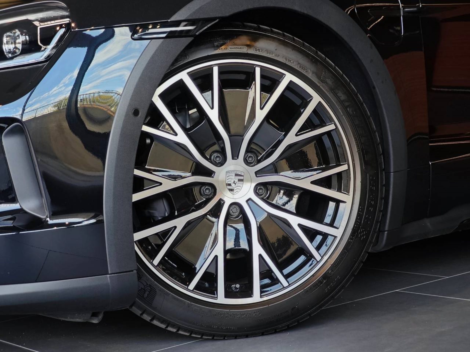 PORSCHE Taycan 4 Cross Turismo-image-11