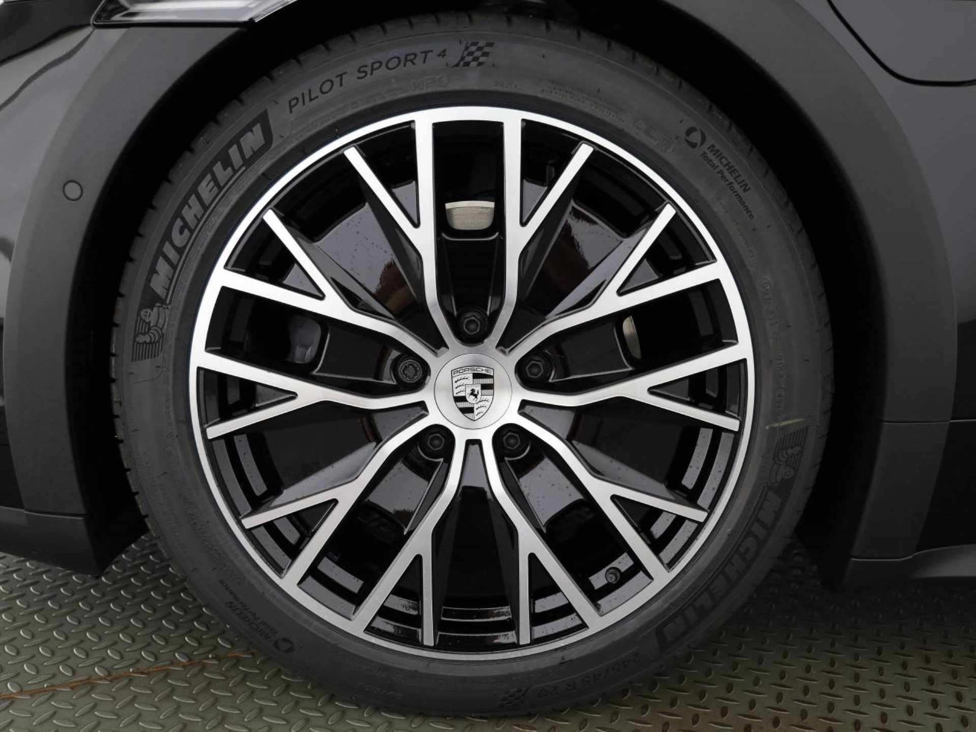 PORSCHE Taycan 4 Cross Turismo-image-8