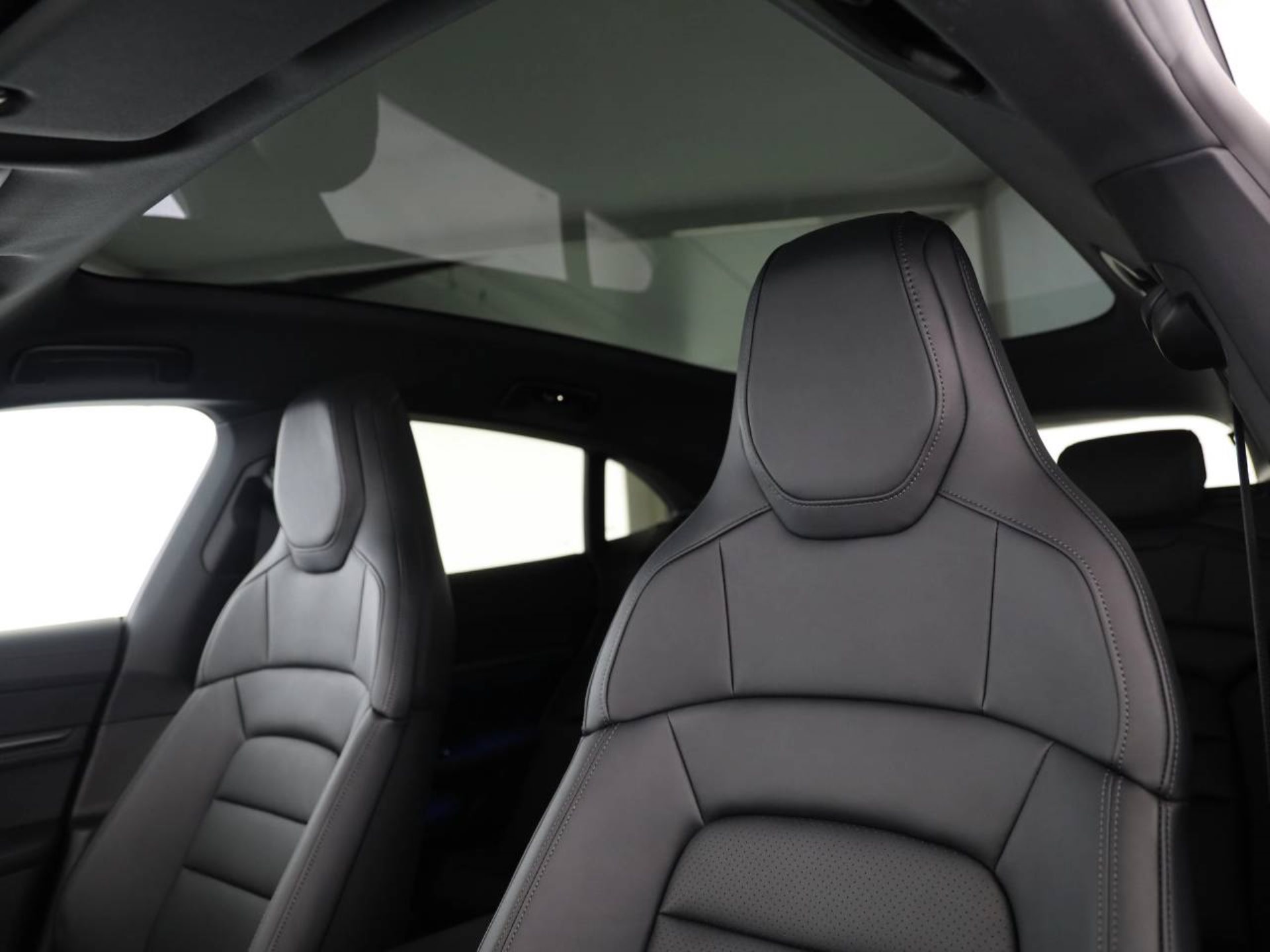 PORSCHE Taycan 4 Cross Turismo-image-15