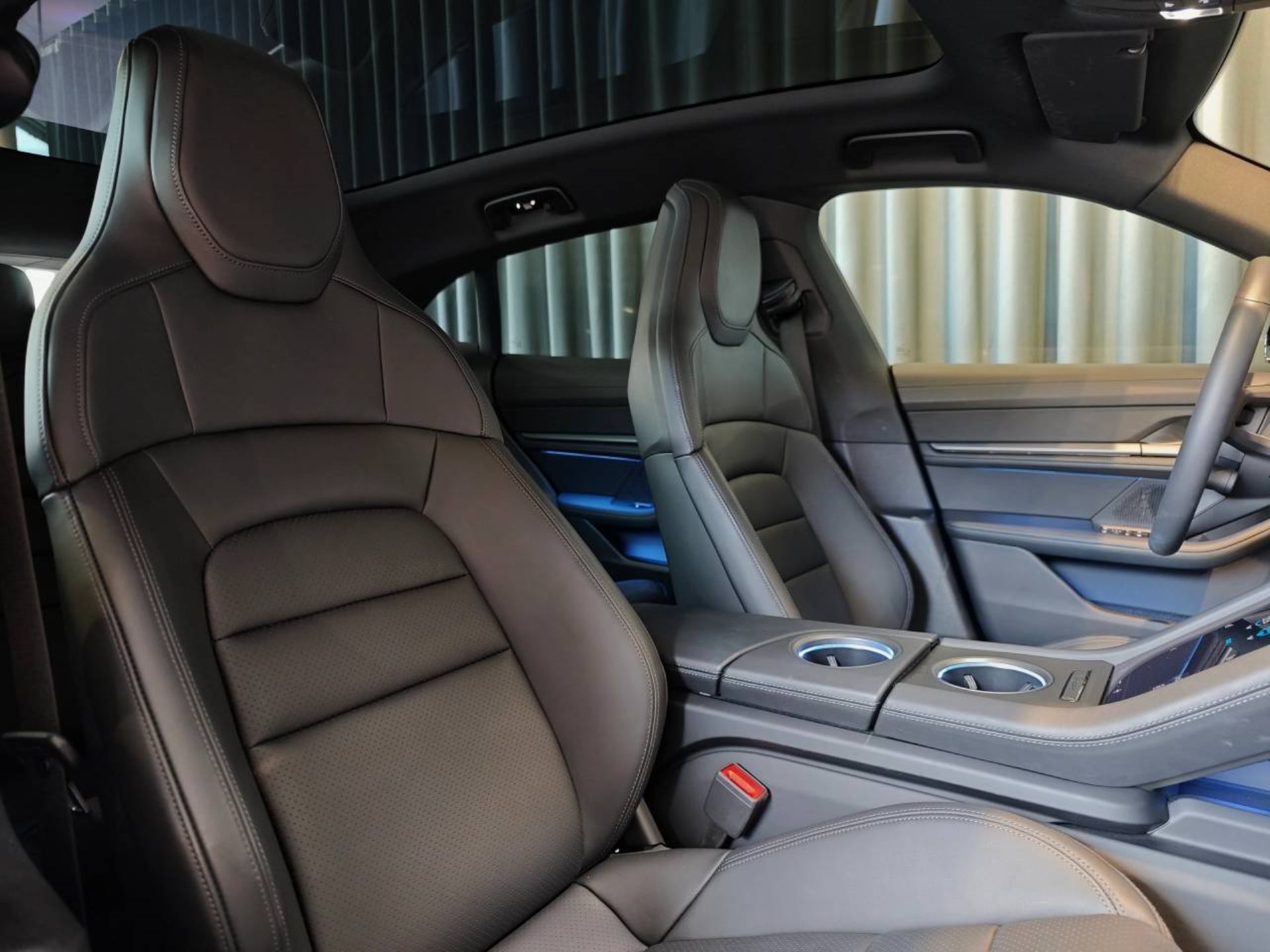 PORSCHE Taycan 4 Cross Turismo-image-18