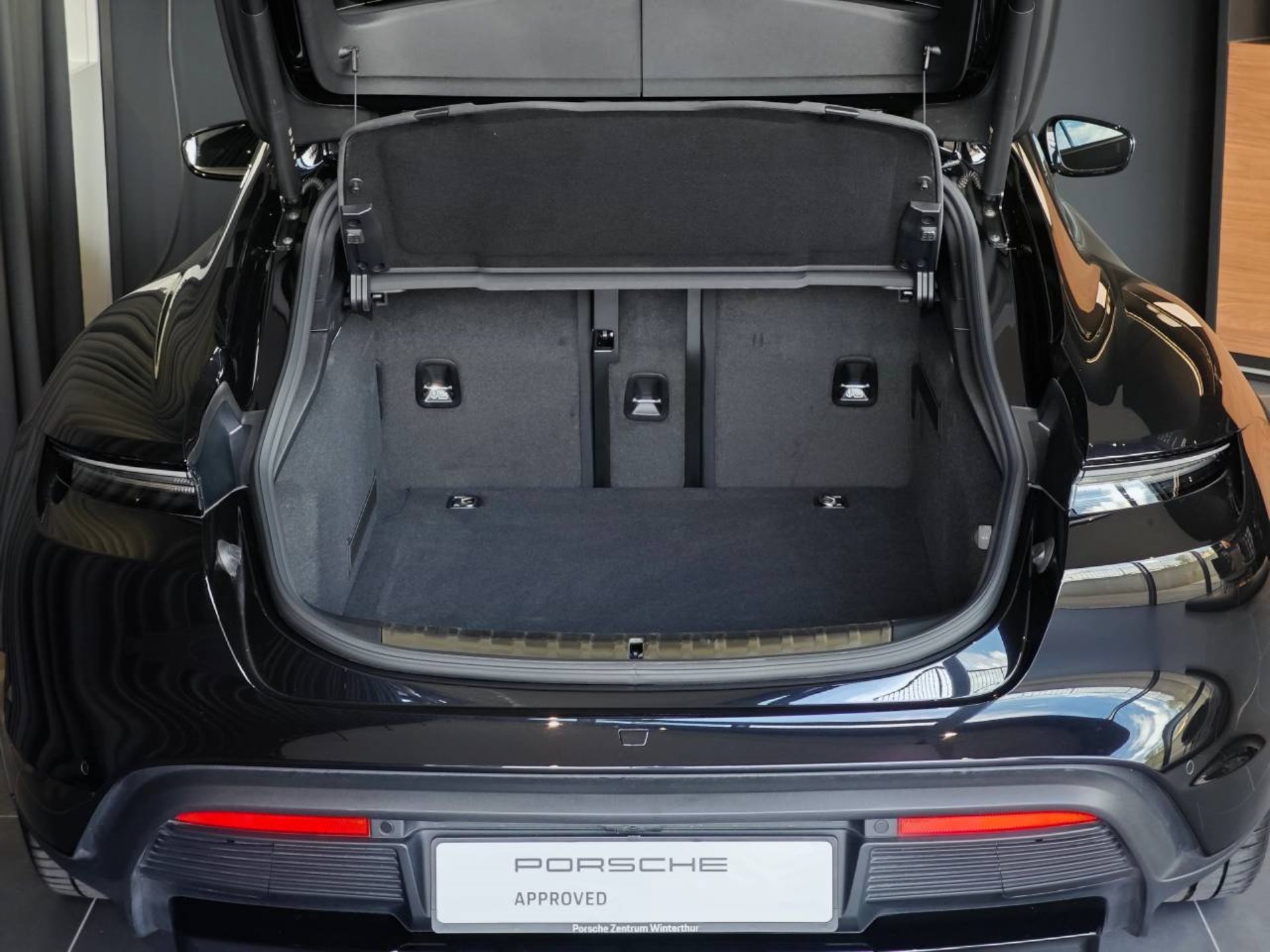 PORSCHE Taycan 4 Cross Turismo-image-26