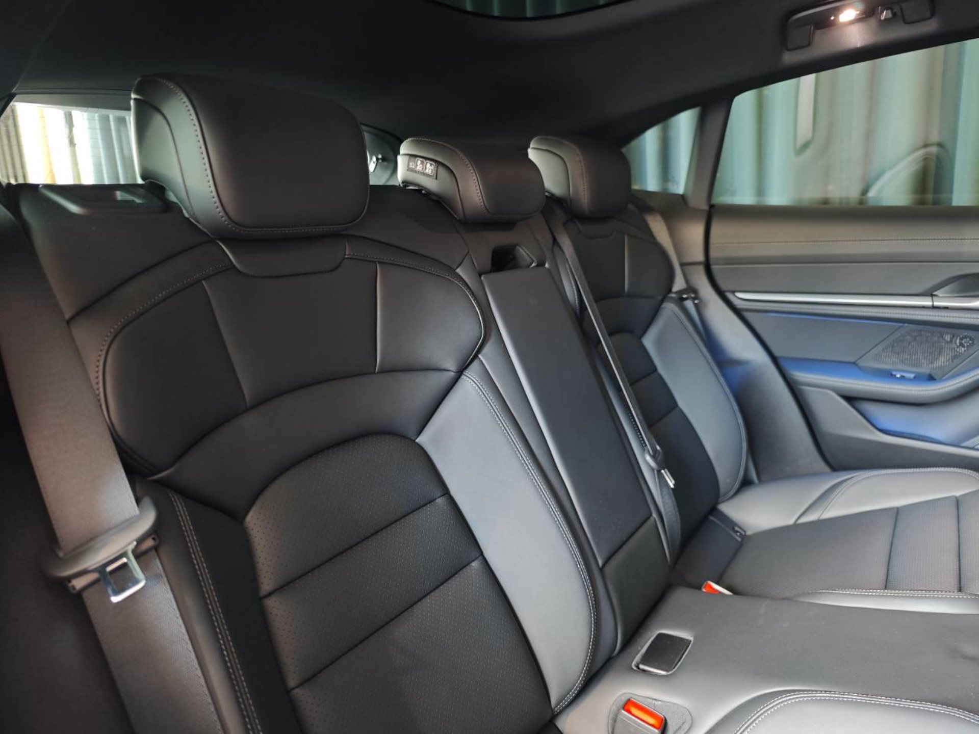 PORSCHE Taycan 4 Cross Turismo-image-24