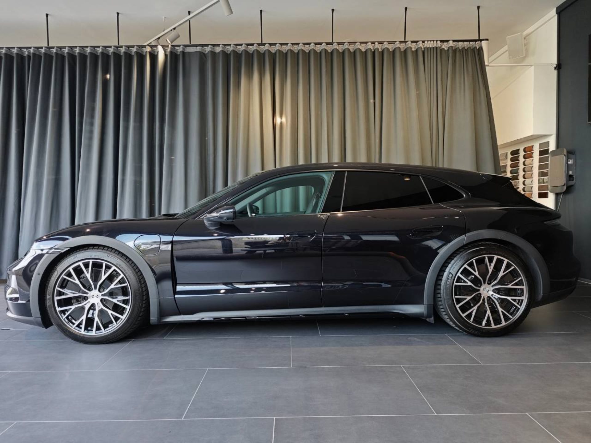 PORSCHE Taycan 4 Cross Turismo-image-5