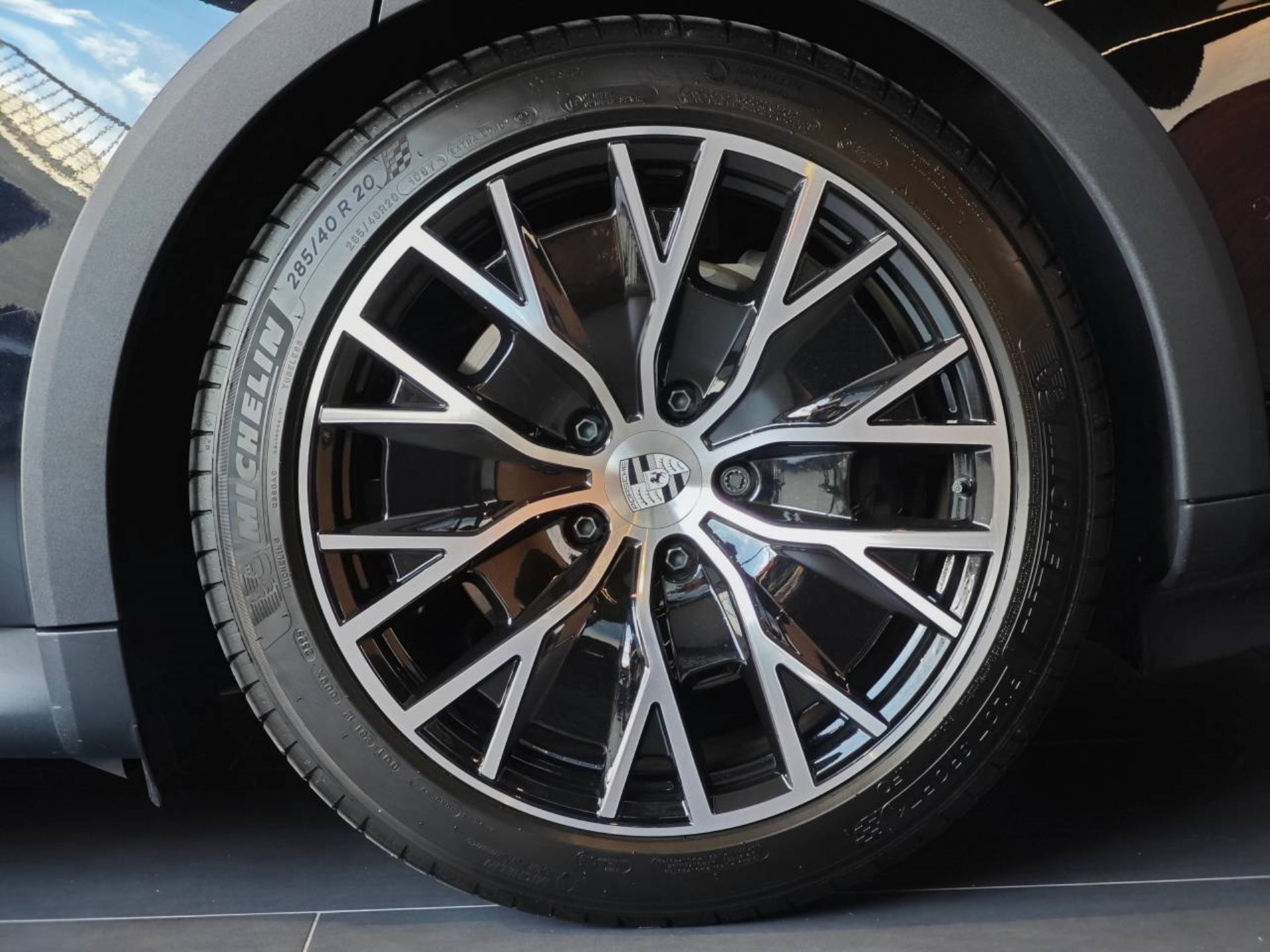 PORSCHE Taycan 4 Cross Turismo-image-12