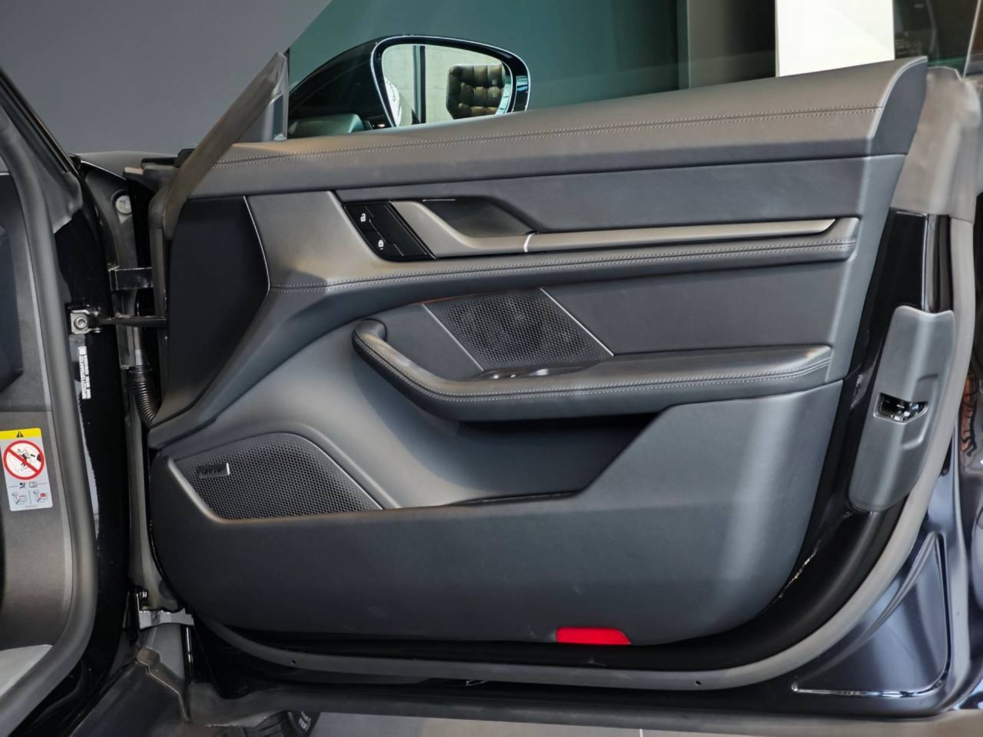 PORSCHE Taycan 4 Cross Turismo-image-19