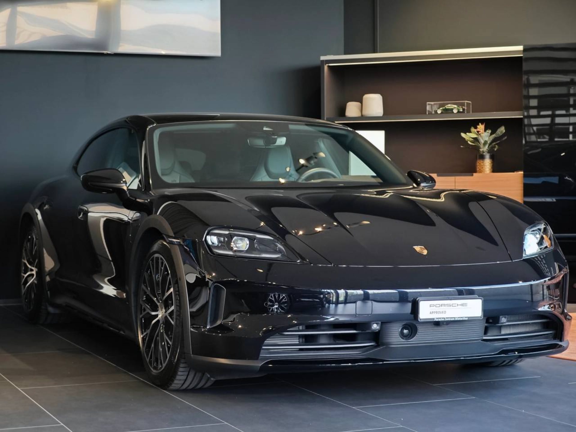 PORSCHE Taycan 4 Cross Turismo-image-2