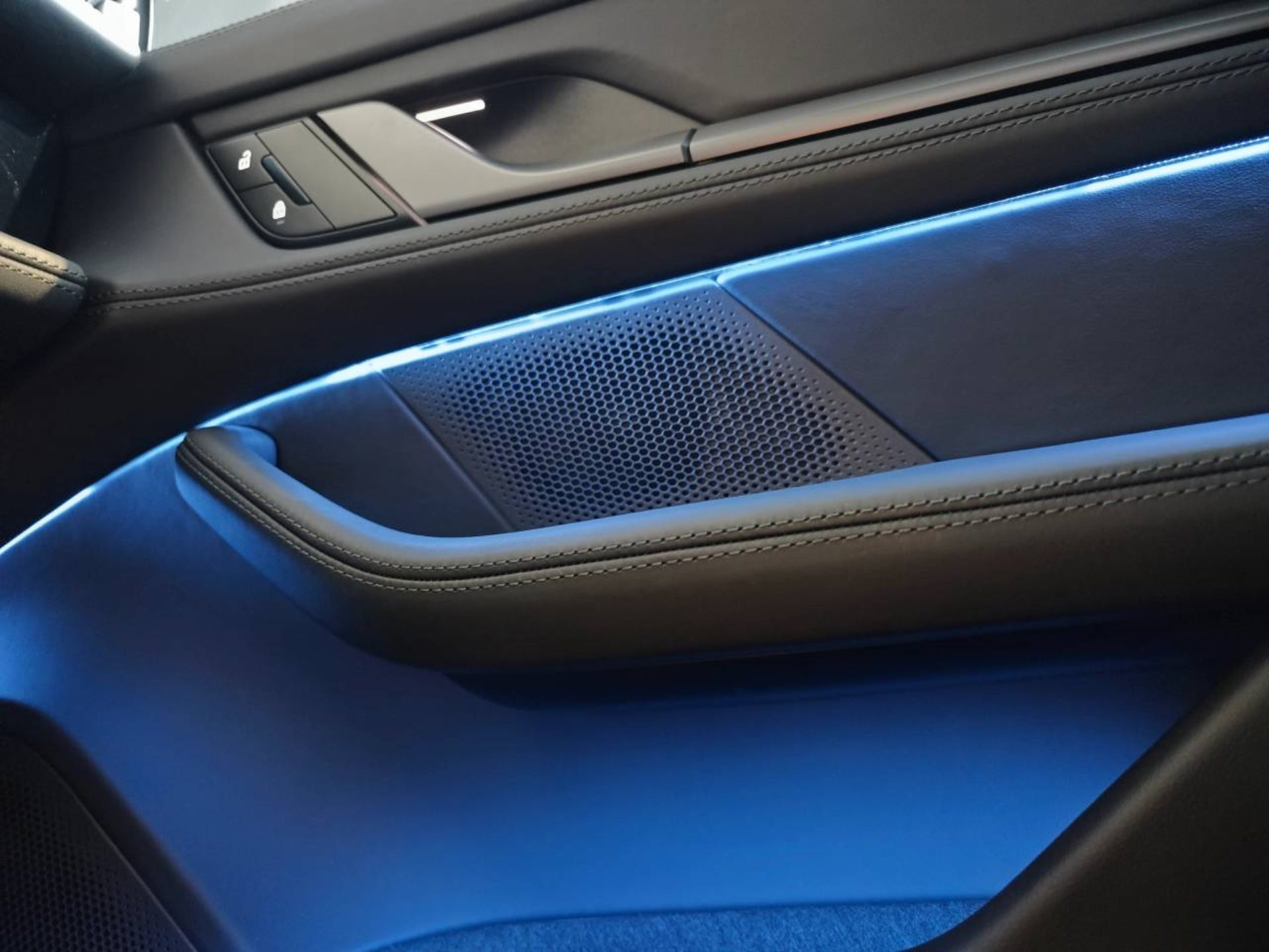 PORSCHE Taycan 4 Cross Turismo-image-20