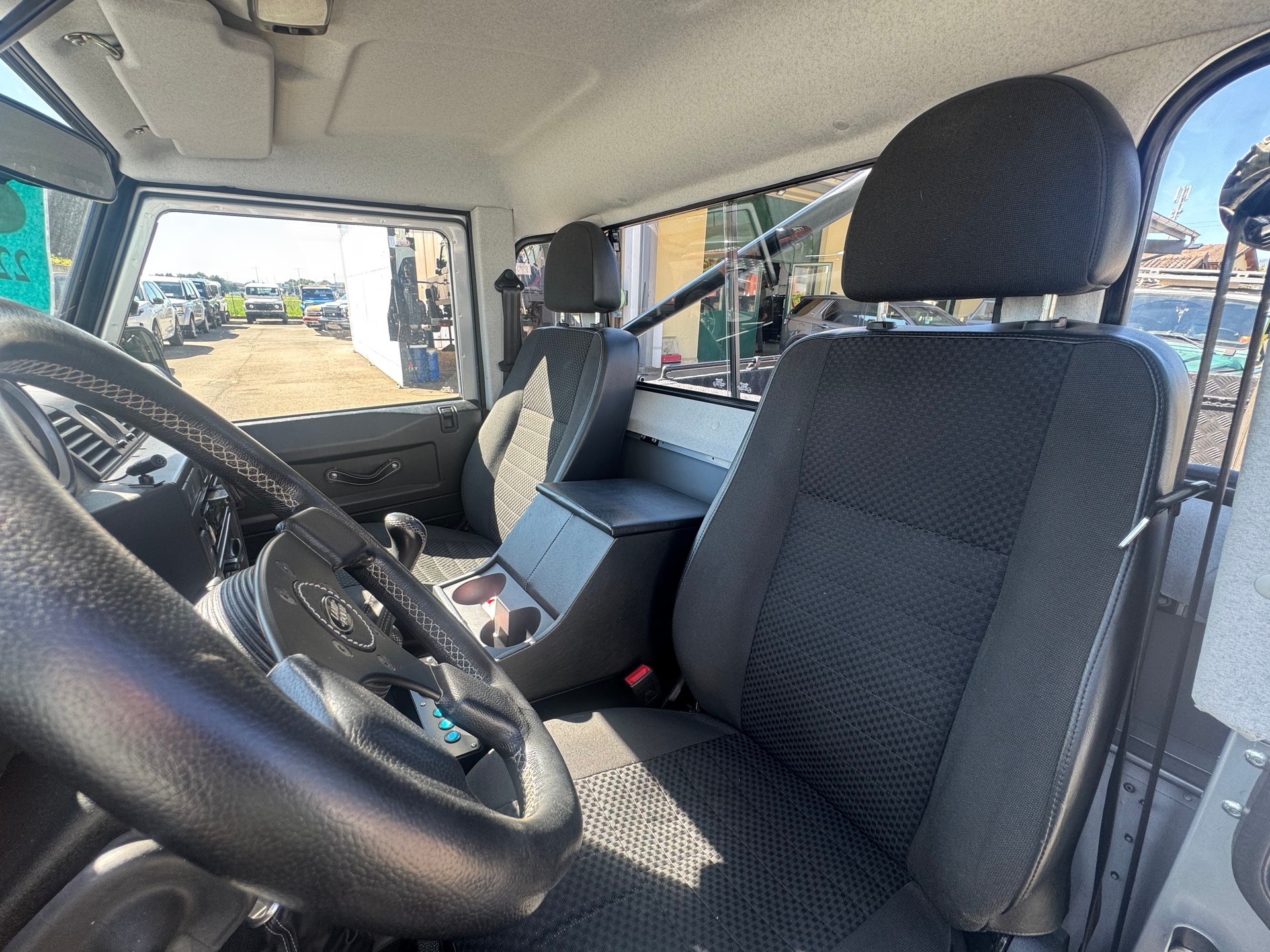 LAND ROVER Defender 110 2.2 TD4 High Capacity Pick Up-image-12