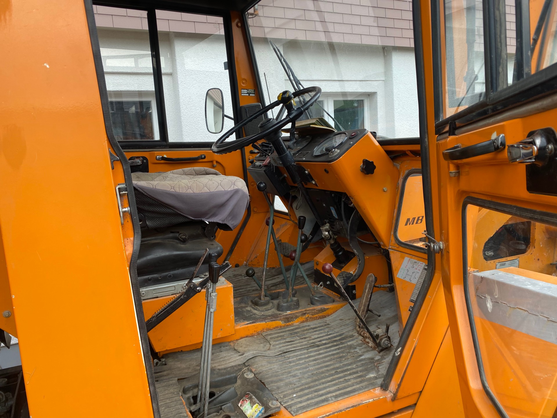 KOMMOBIL (UNIMOG) MB TRAC 800 mit 8t Anhänger-image-6