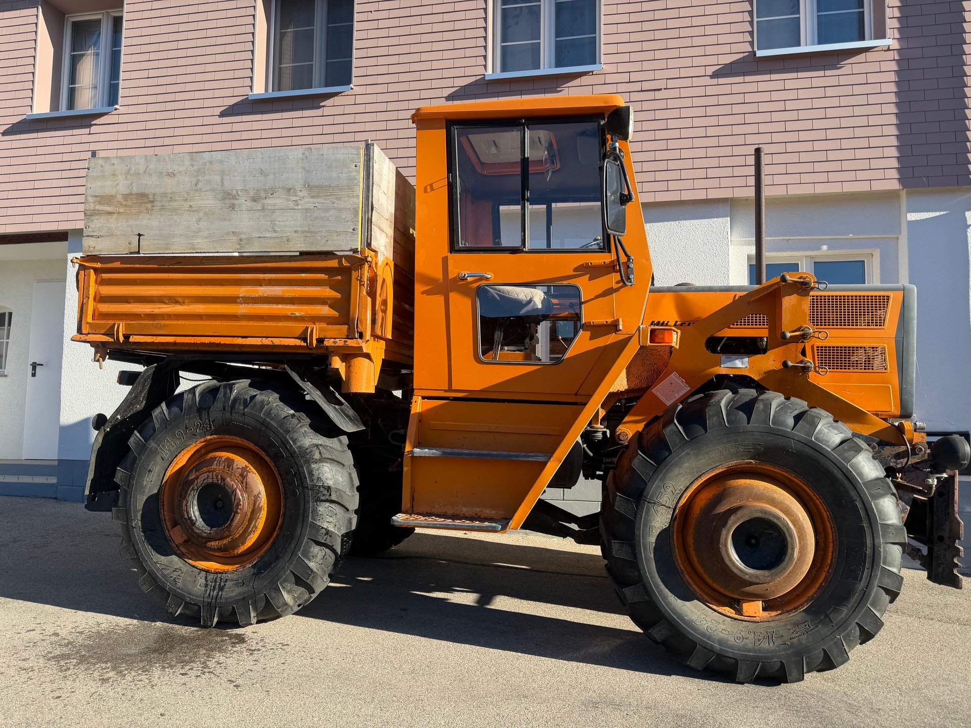 KOMMOBIL (UNIMOG) MB TRAC 800 mit 8t Anhänger-image-1
