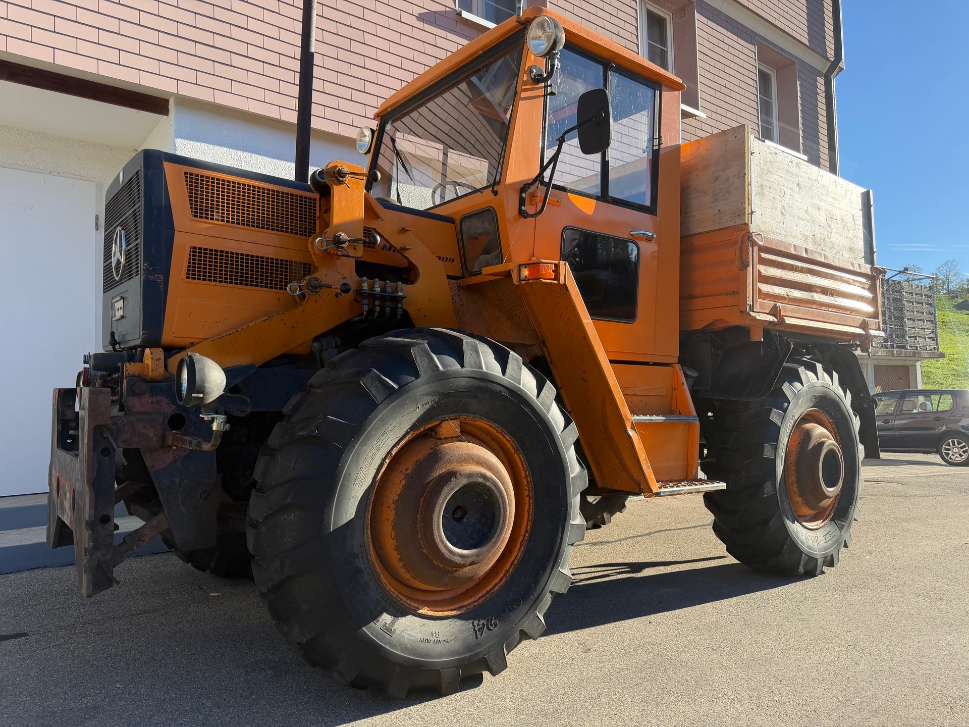 KOMMOBIL (UNIMOG) MB TRAC 800 mit 8t Anhänger
