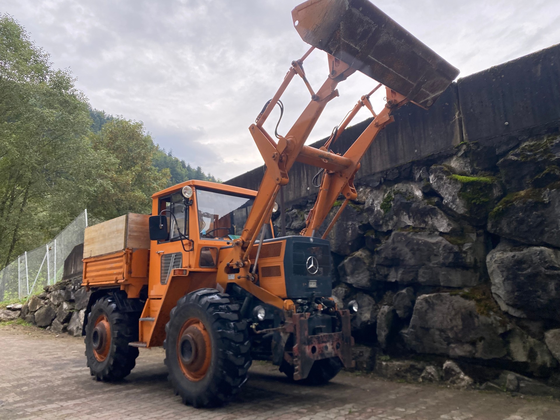 KOMMOBIL (UNIMOG) MB TRAC 800 mit 8t Anhänger-image-3